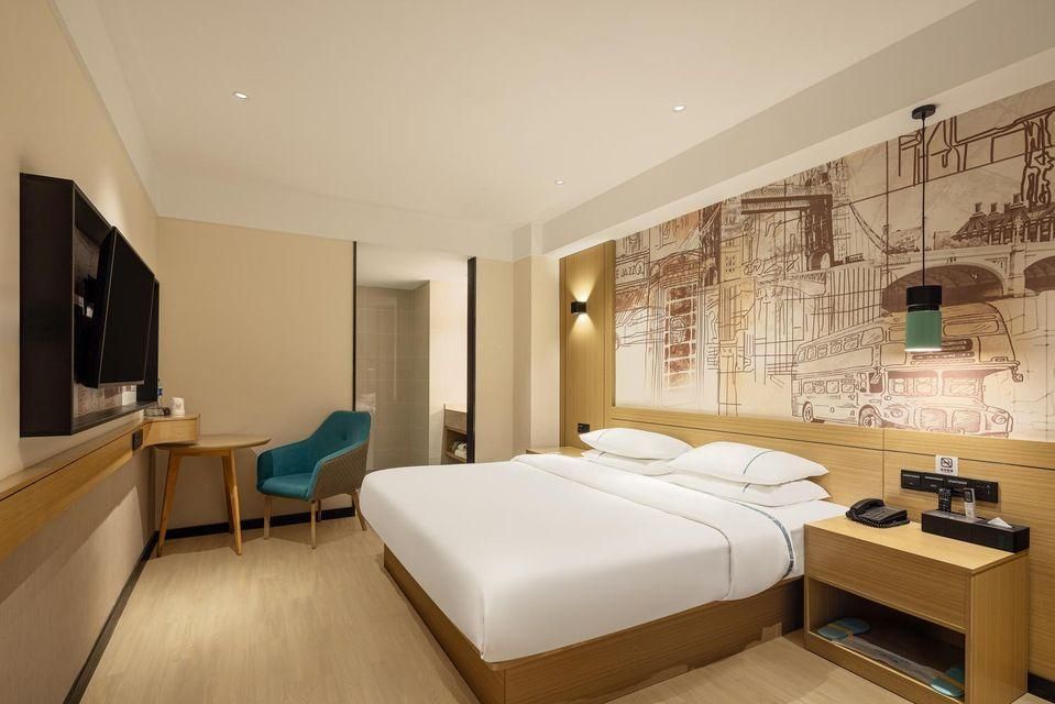 Stand Queen Room