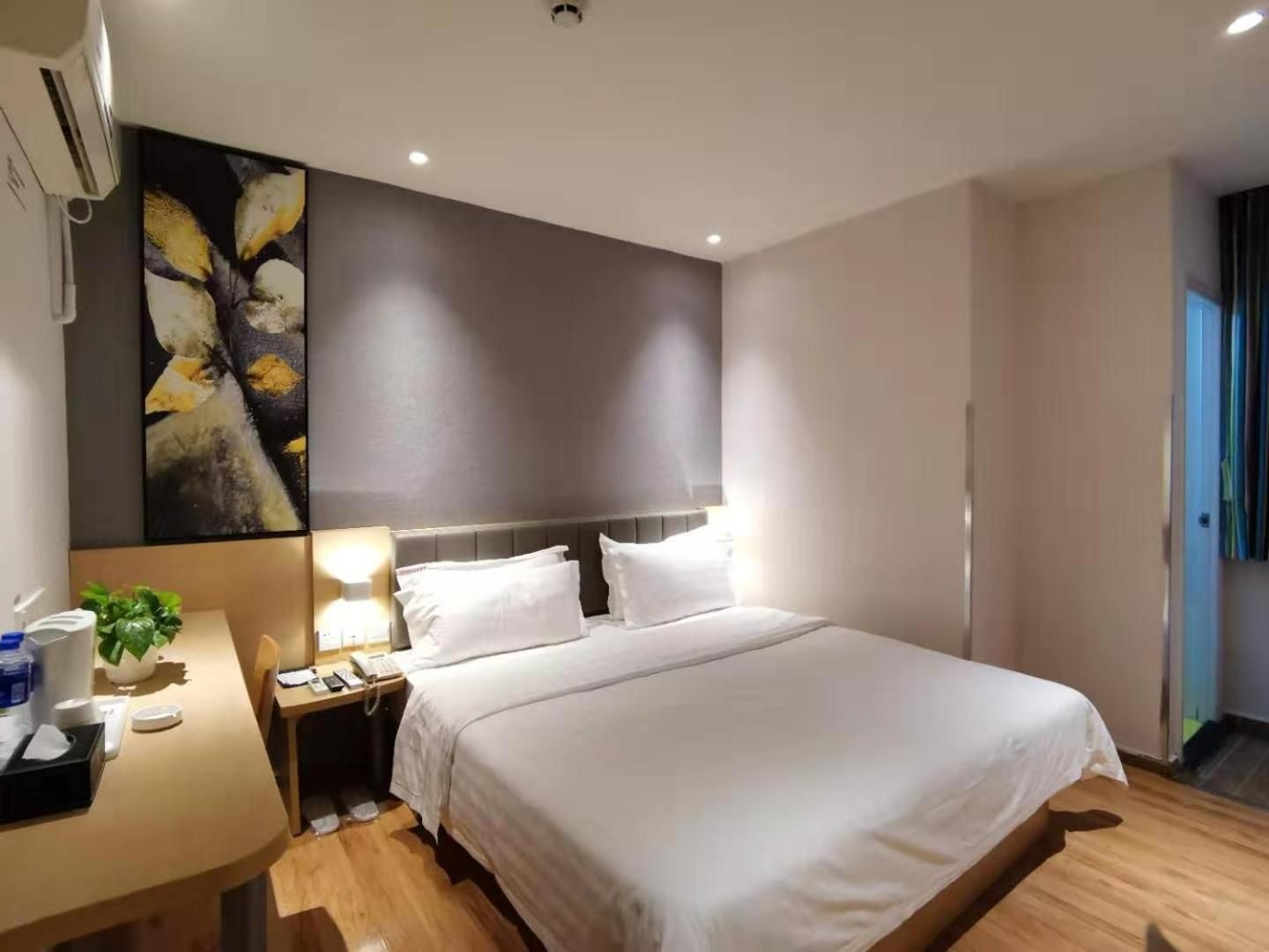 Comfortable Queen Room