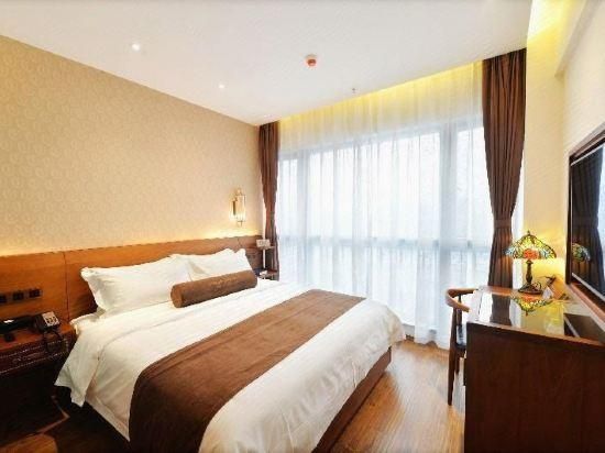 James Joyce - Queen Bed Room