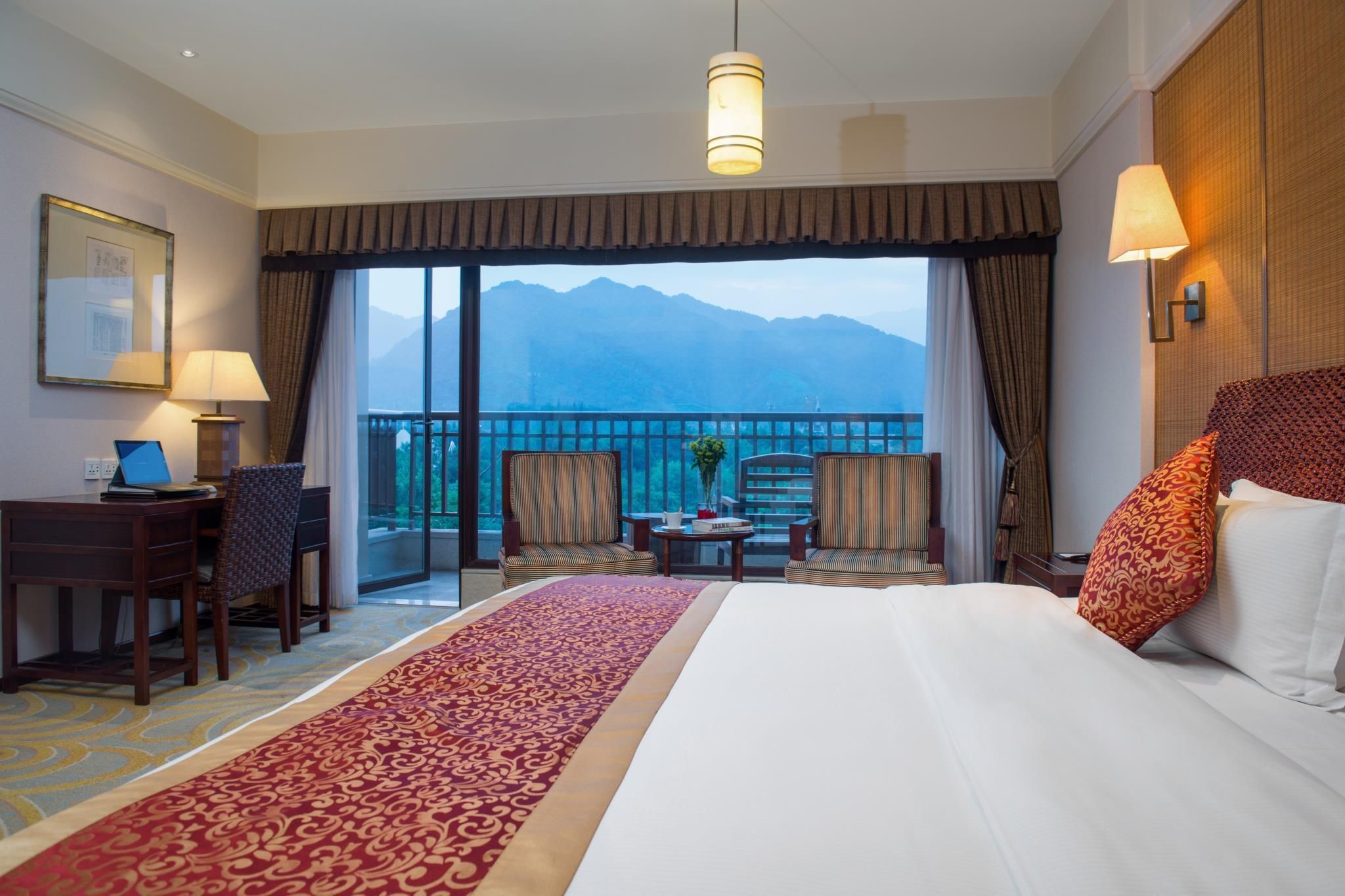 Deluxe Mountain View King Bed