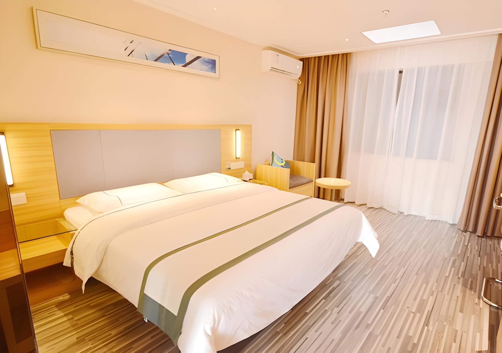 Stand Queen Room