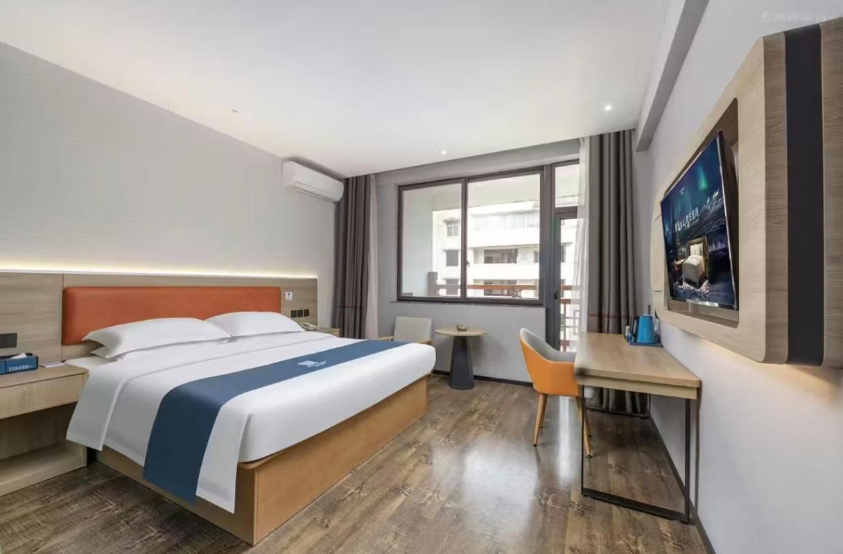 Deluxe Queen Room