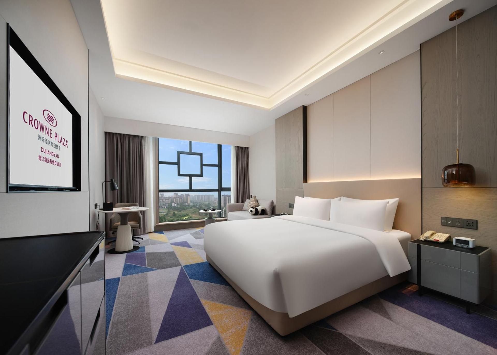 Standard King Room with Lounge Access