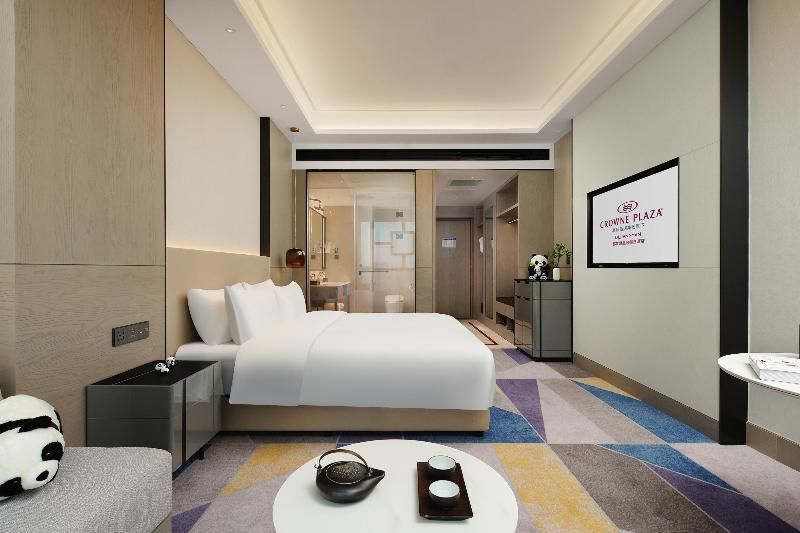 1 King Standard Lounge Access
