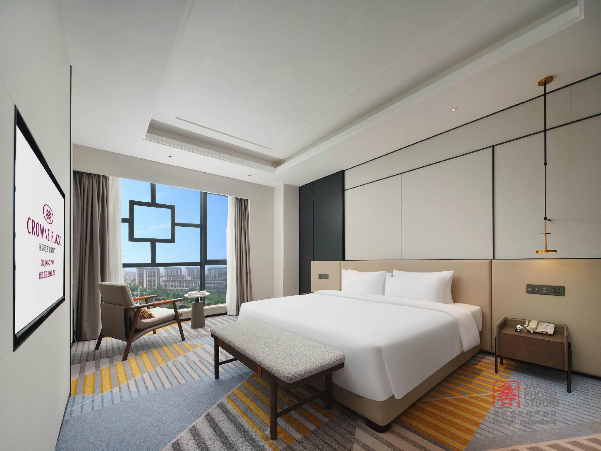1 King 1 Bedroom Suite Living Area