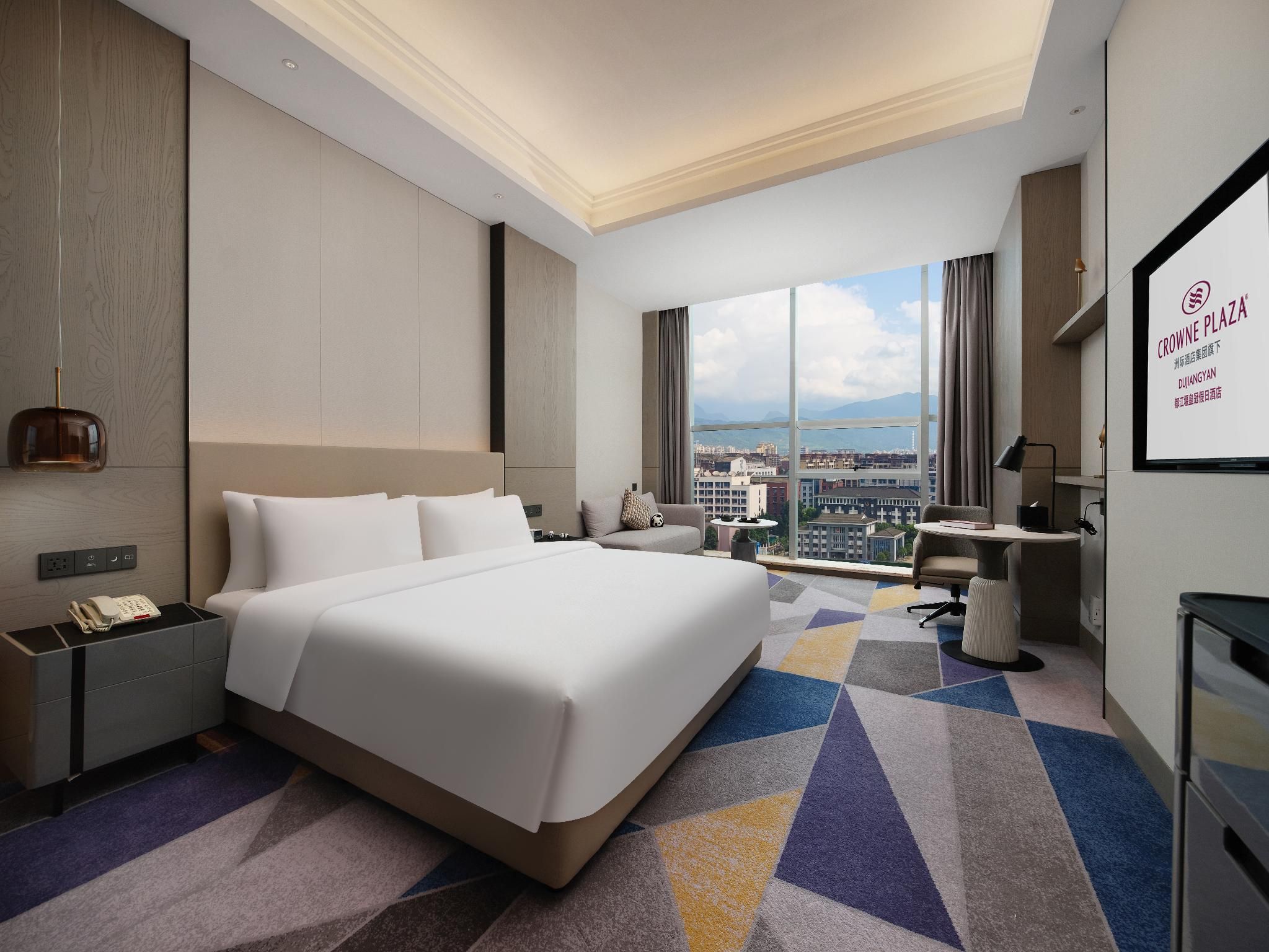 1 King Standard Lounge Access
