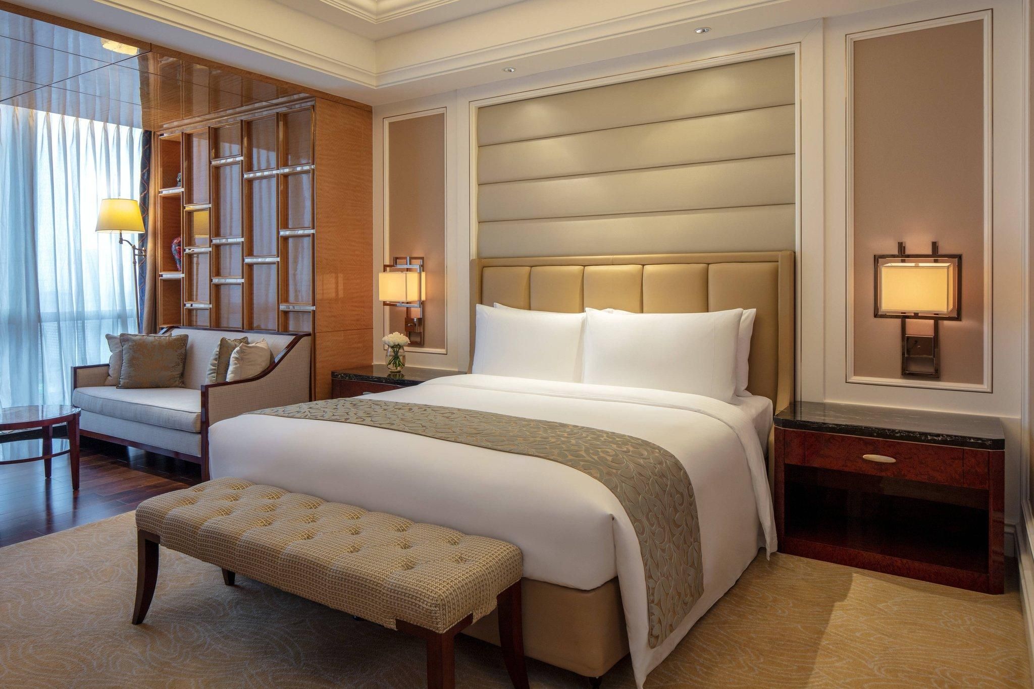 Club lounge access, Guest room, 1 King, Square view