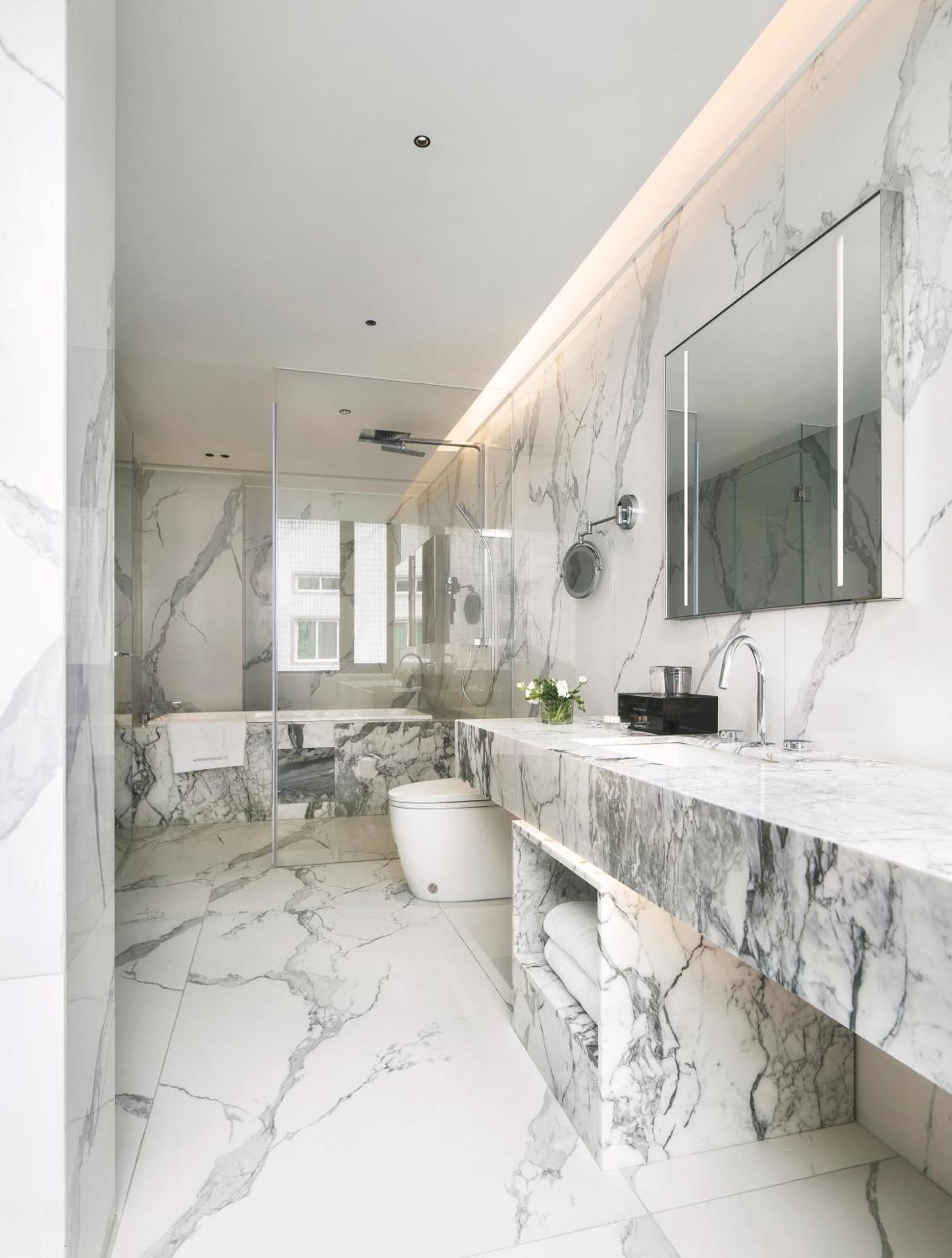 Queen Suite with Spa Bath