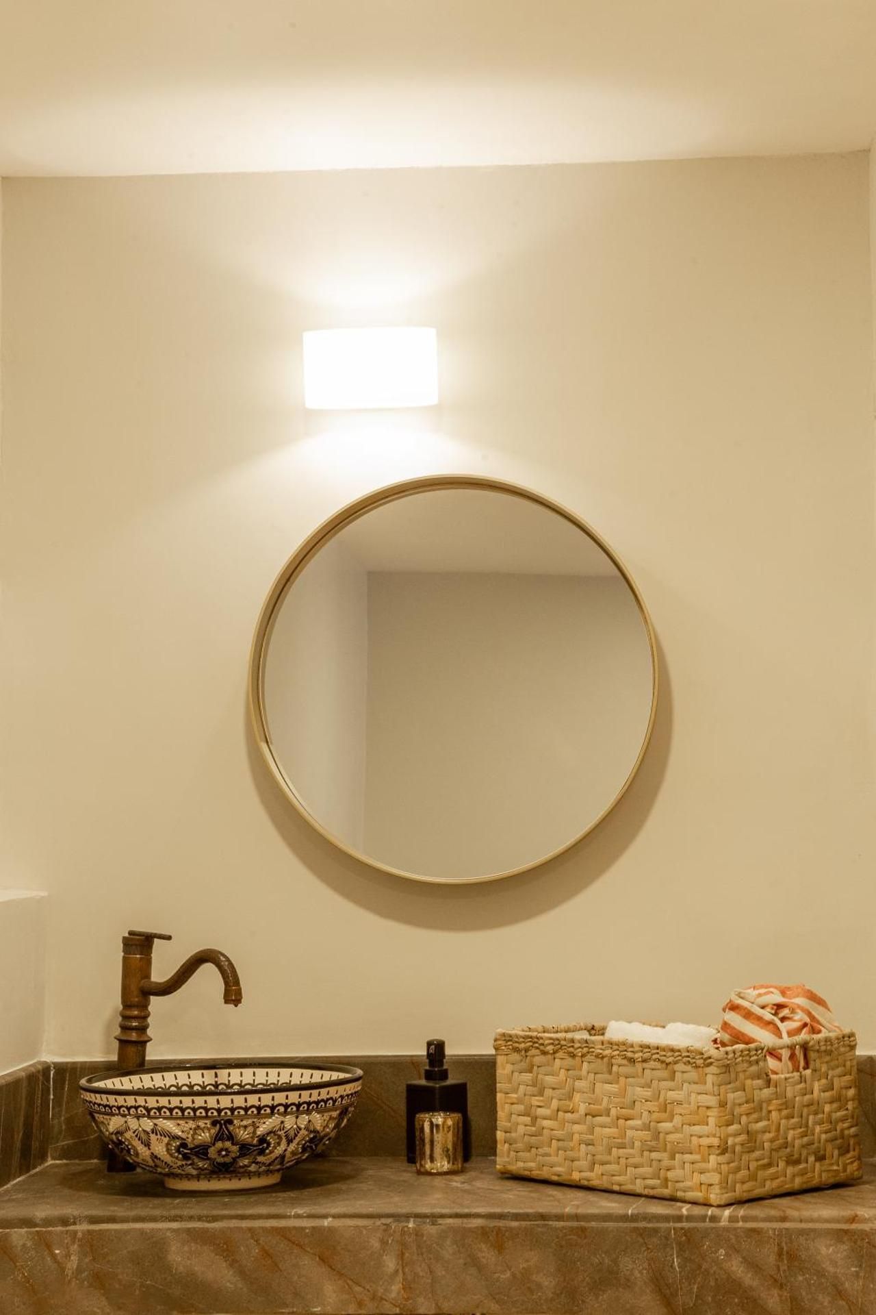 Deluxe One-Bedroom Apartment
