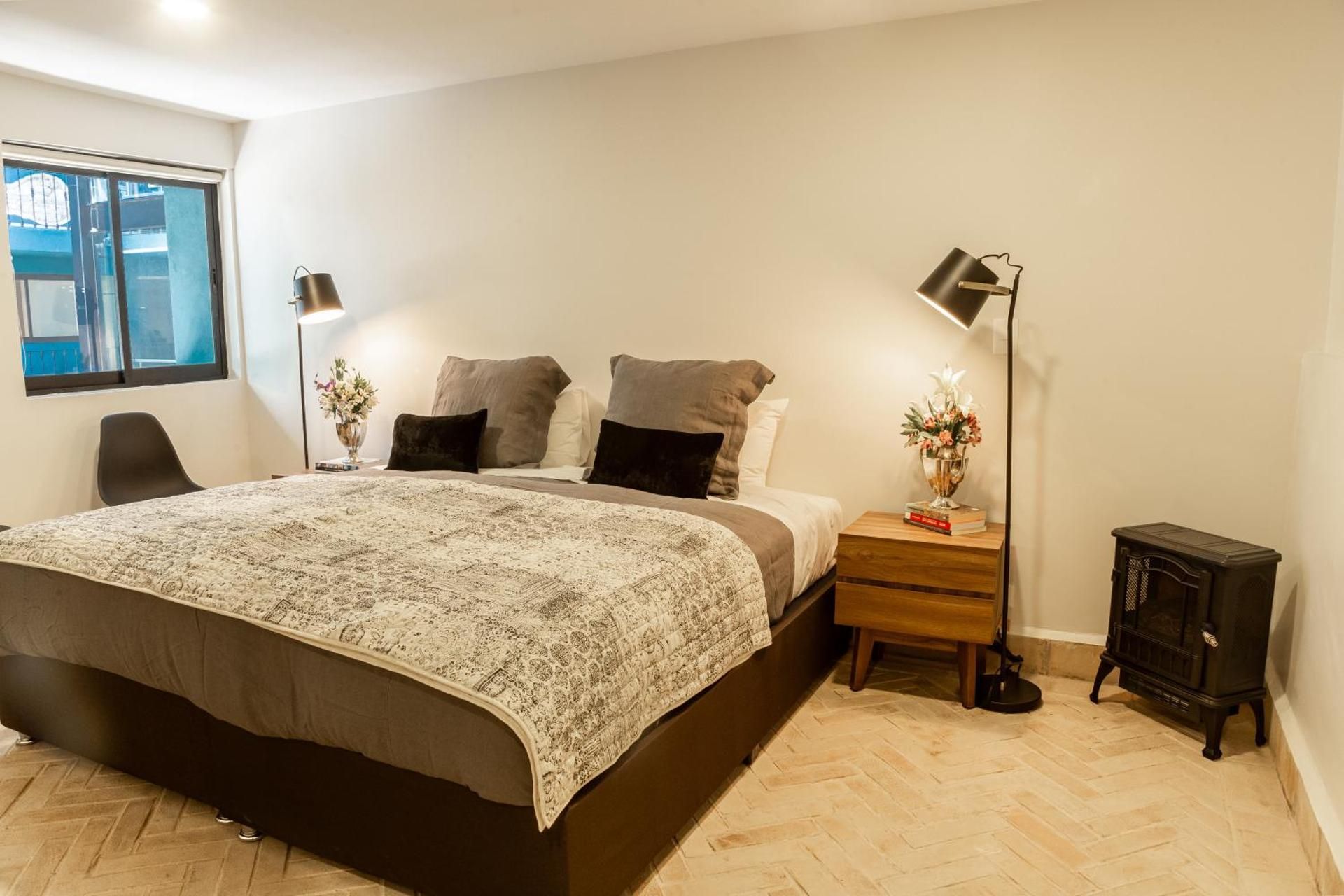 Deluxe One-Bedroom Apartment
