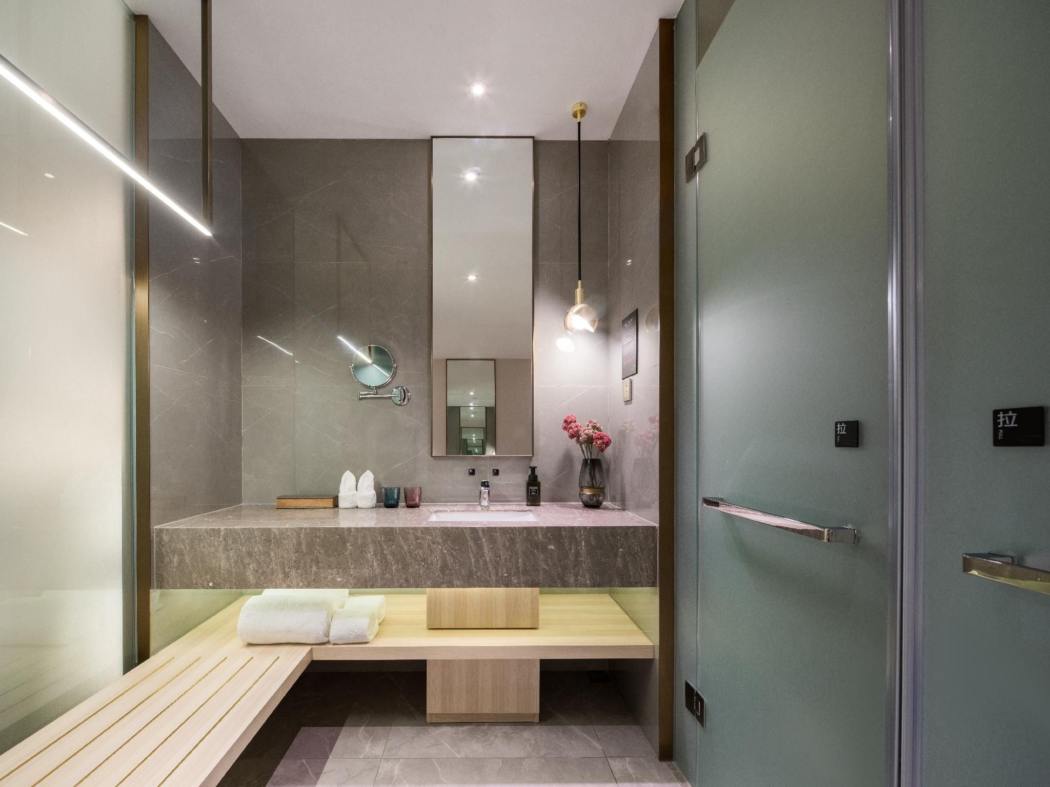 Business Queen Room