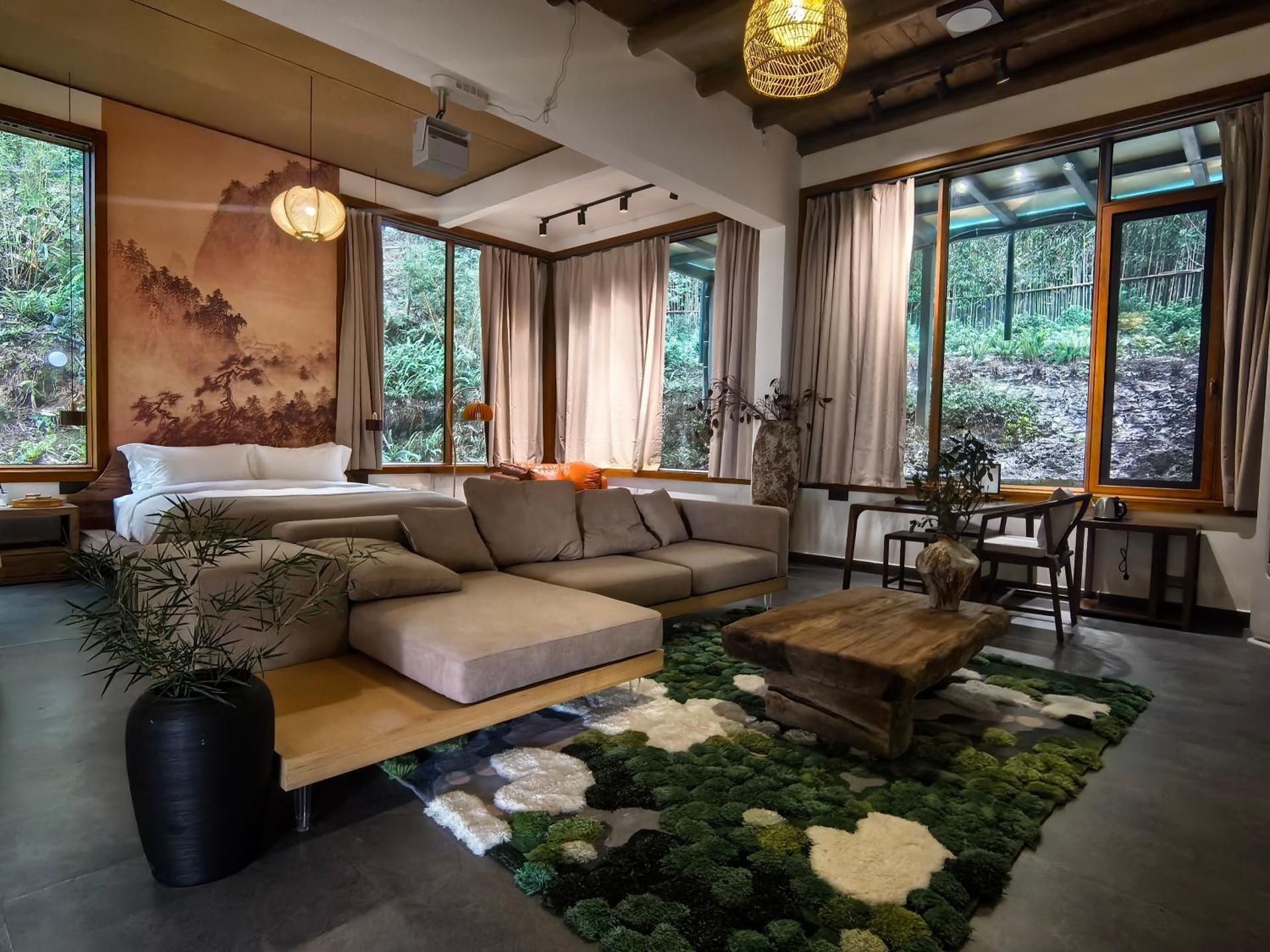 Deluxe Courtyard Mountain View Suite
