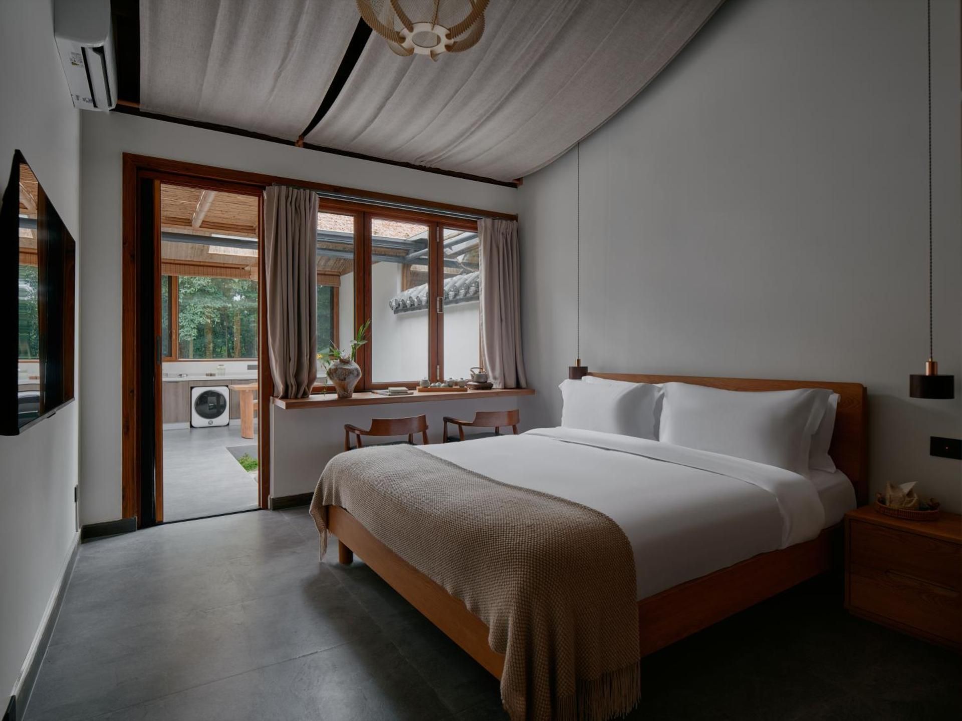 Courtyard Soup Pool Loft Twin Room