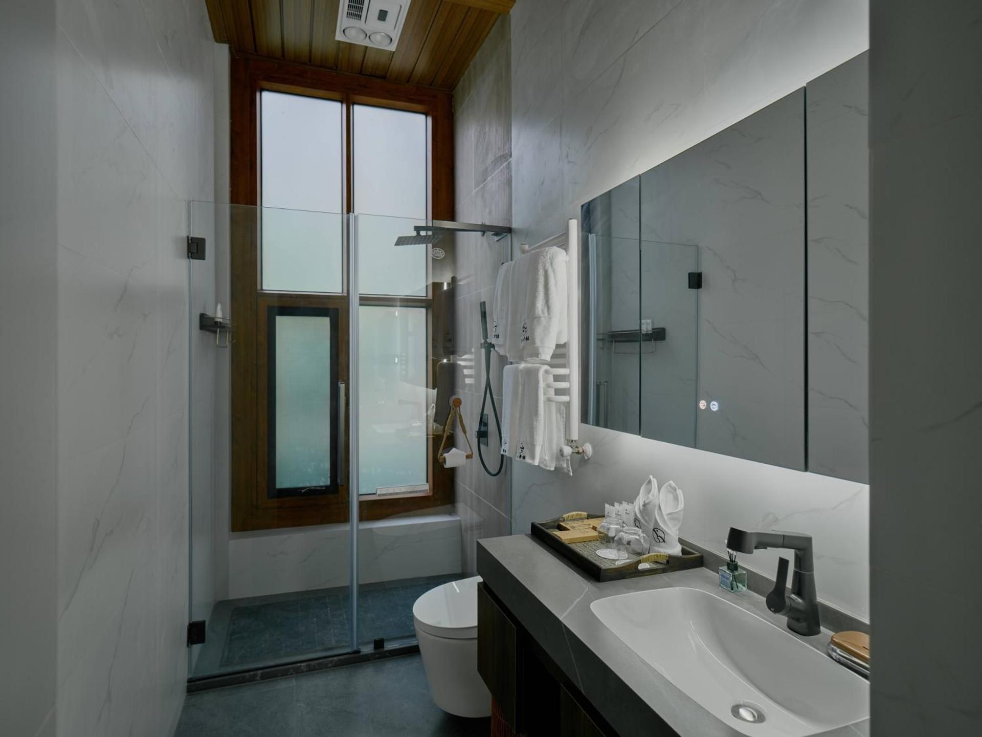 Deluxe Terrace Mountain View Suite