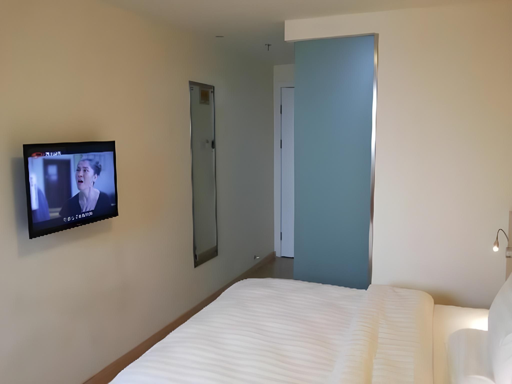 Business Queen Room
