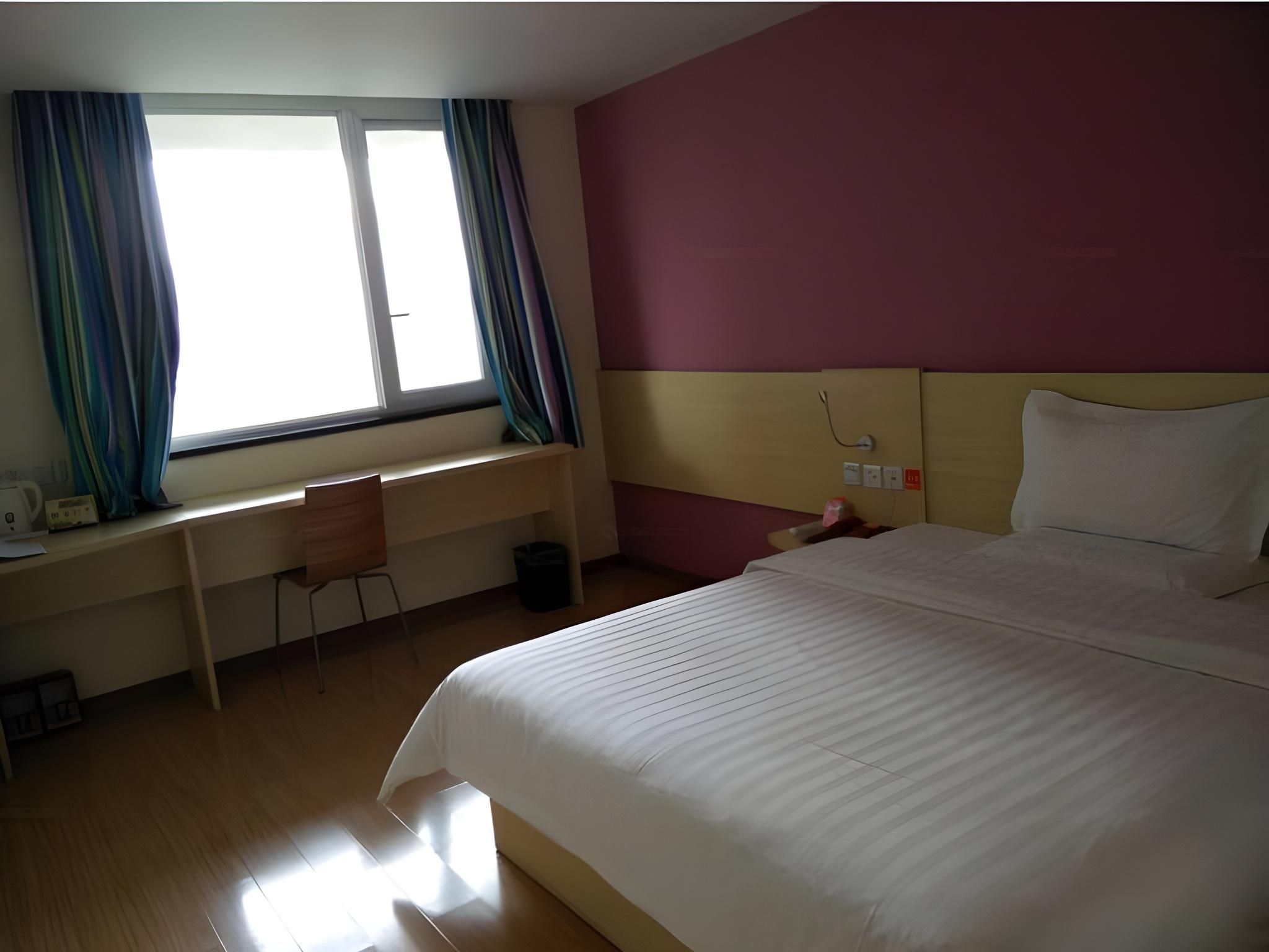 Business Queen Room