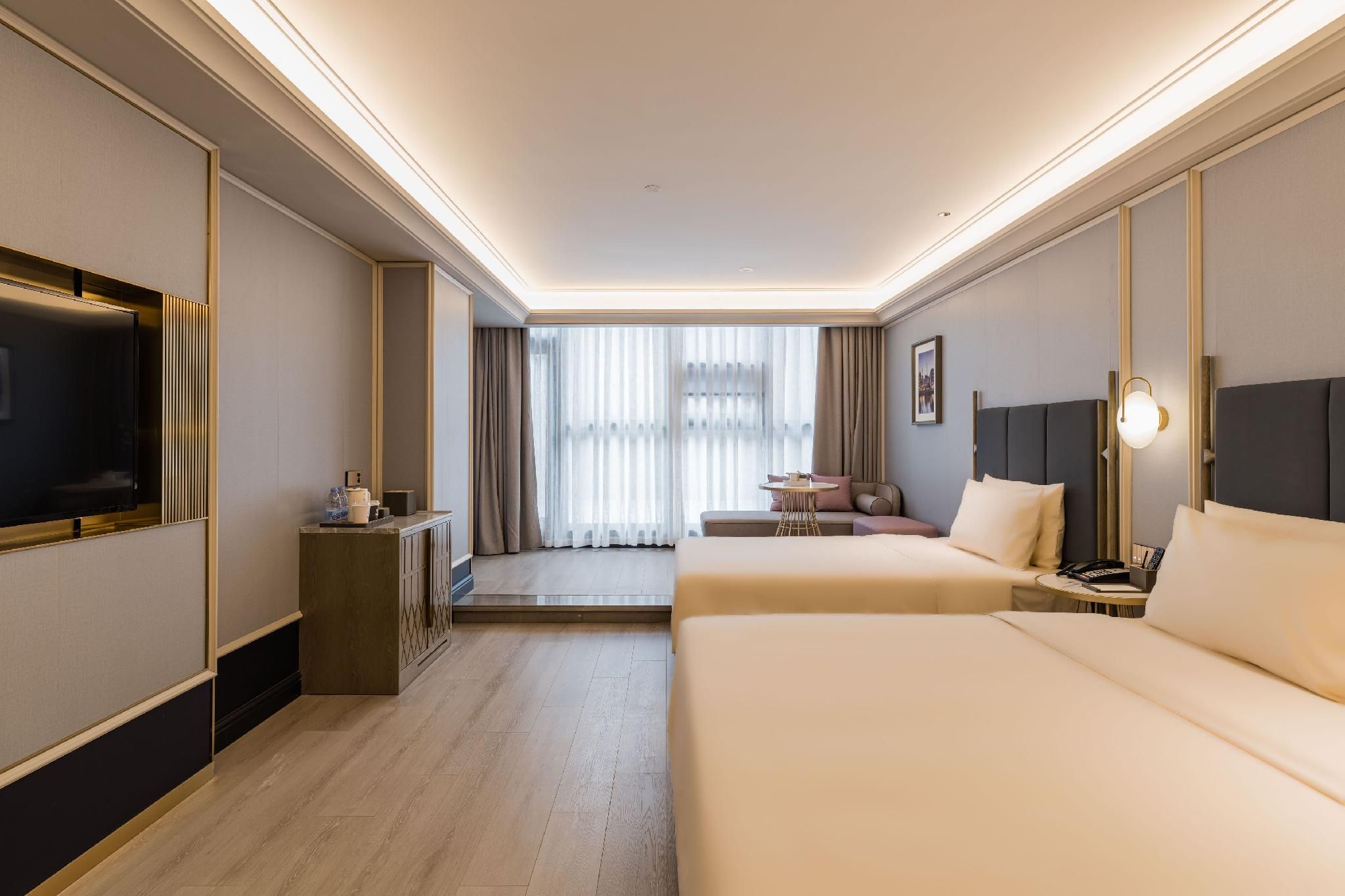 Jimu Family Room with Courtyard