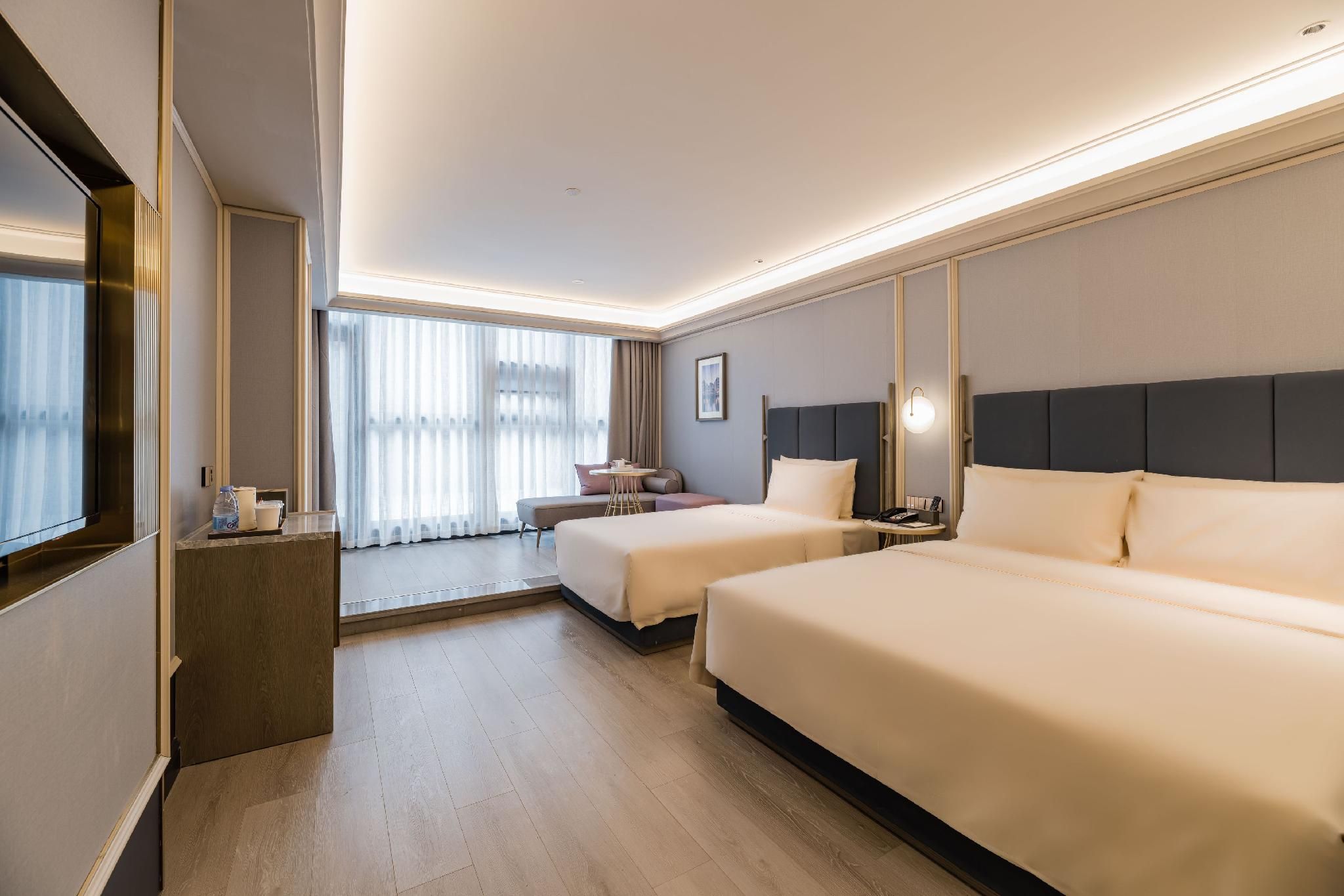 Jimu Family Room with Courtyard