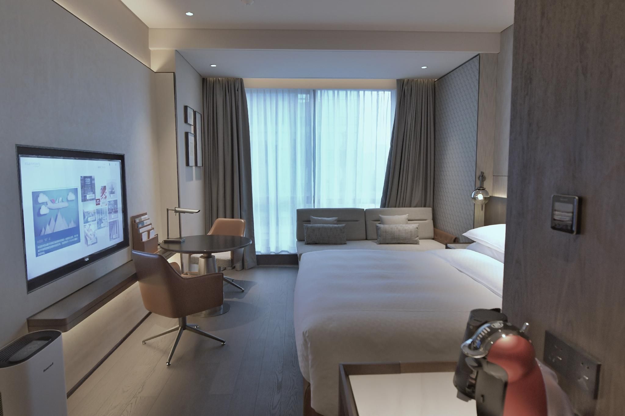 Deluxe, Guest room, 1 King, City view