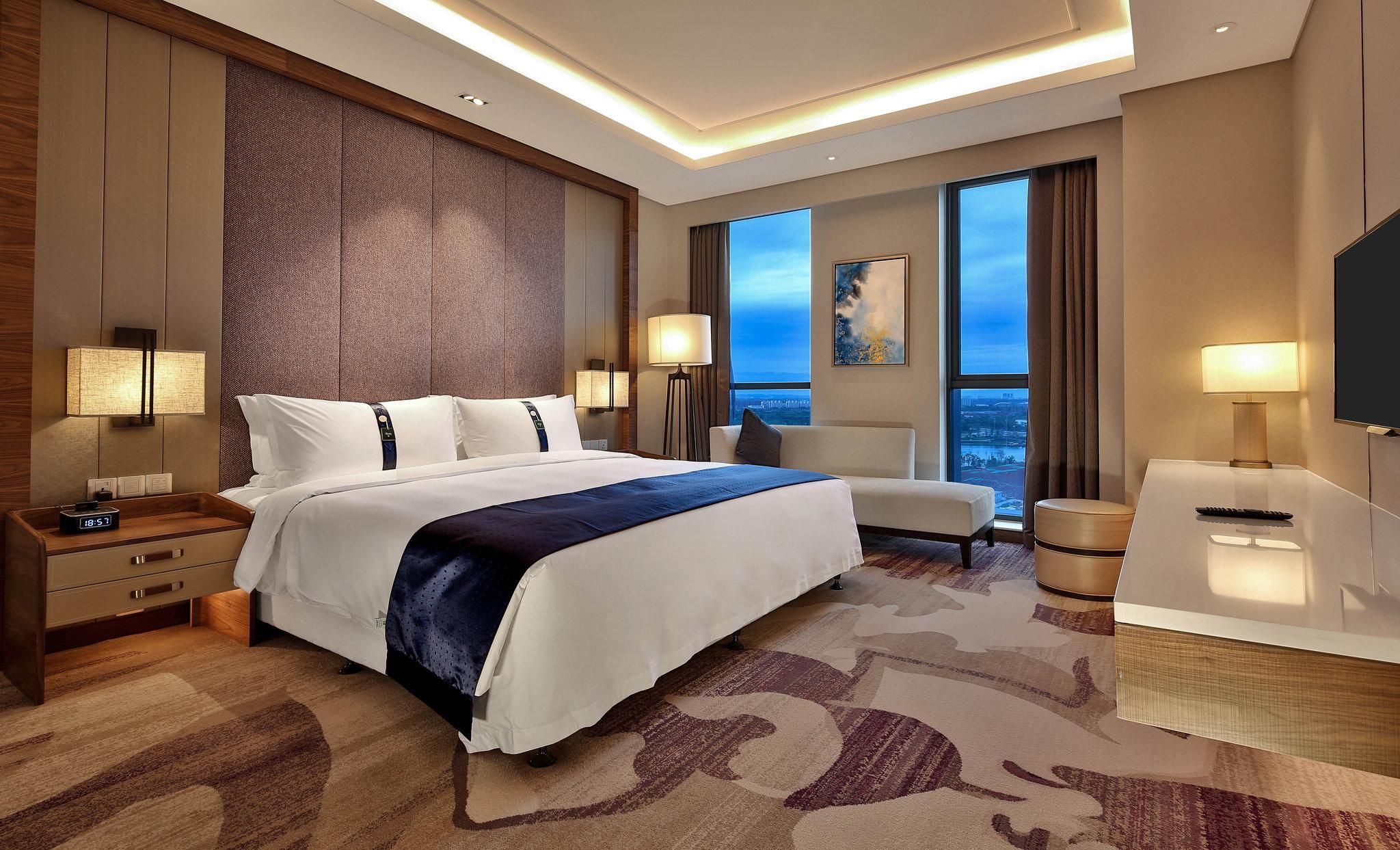 Holiday Inn Superior Suite