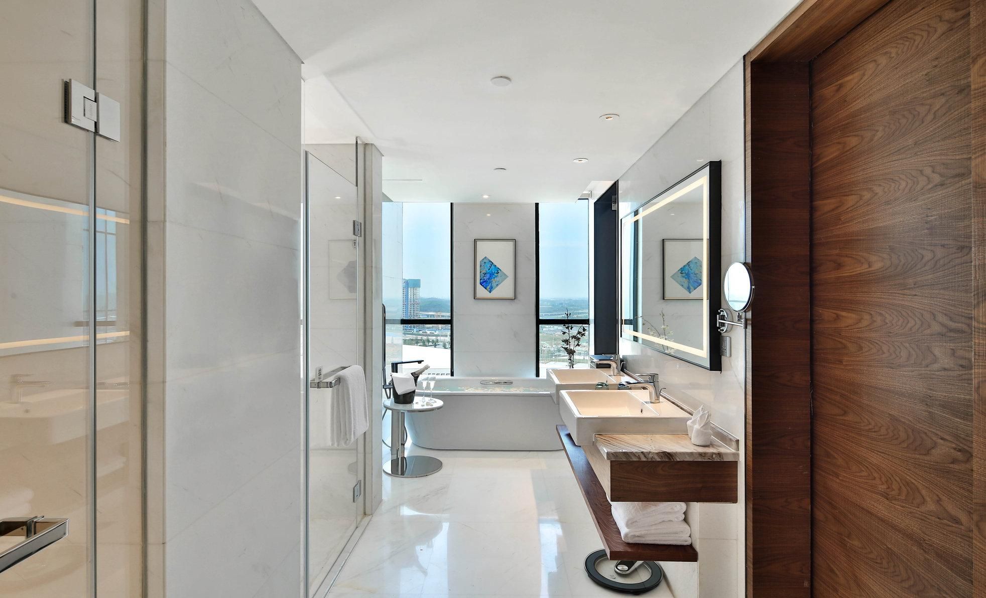 Holiday Inn Superior Suite