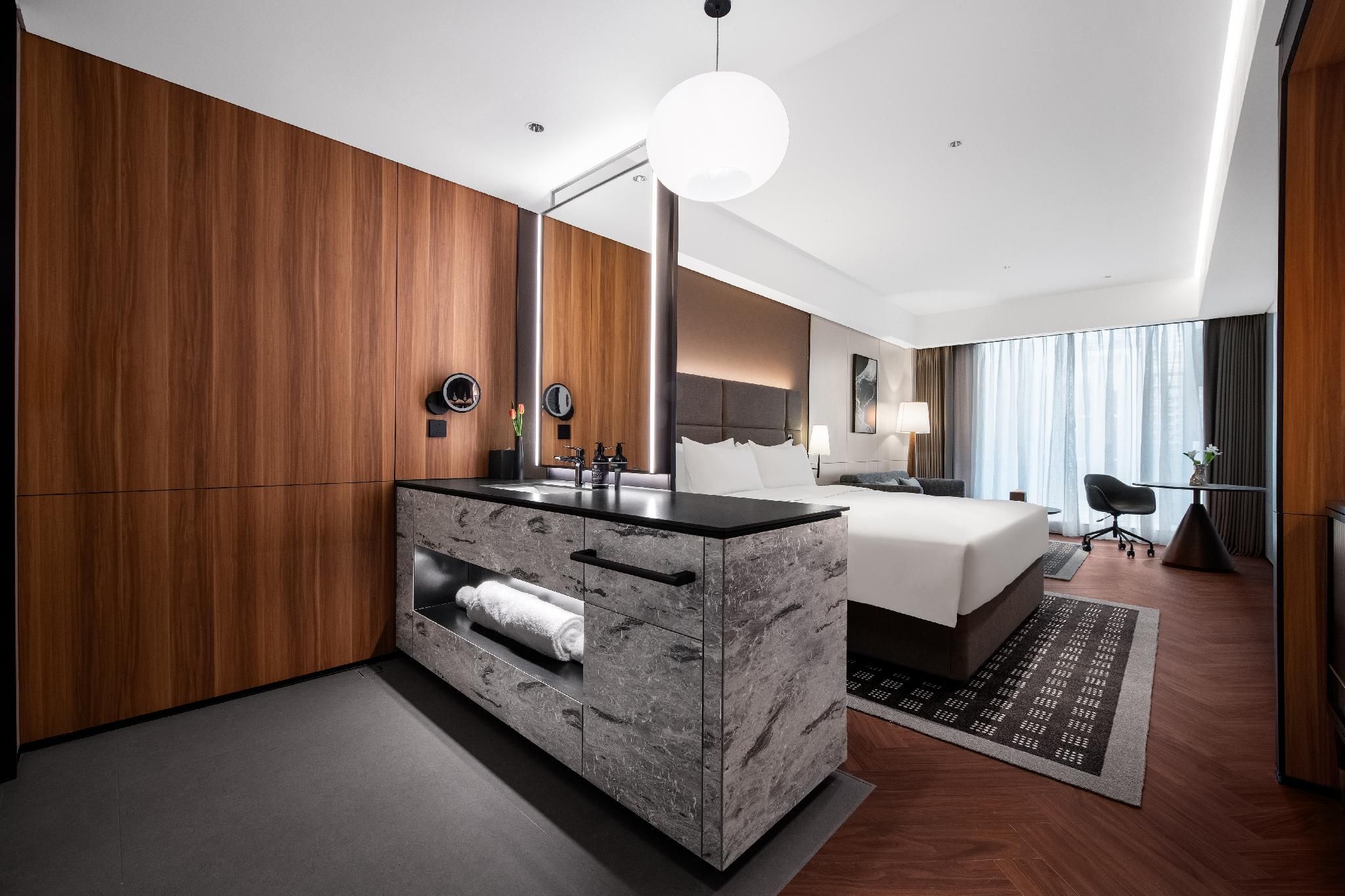 Intercity Deluxe Queen Room