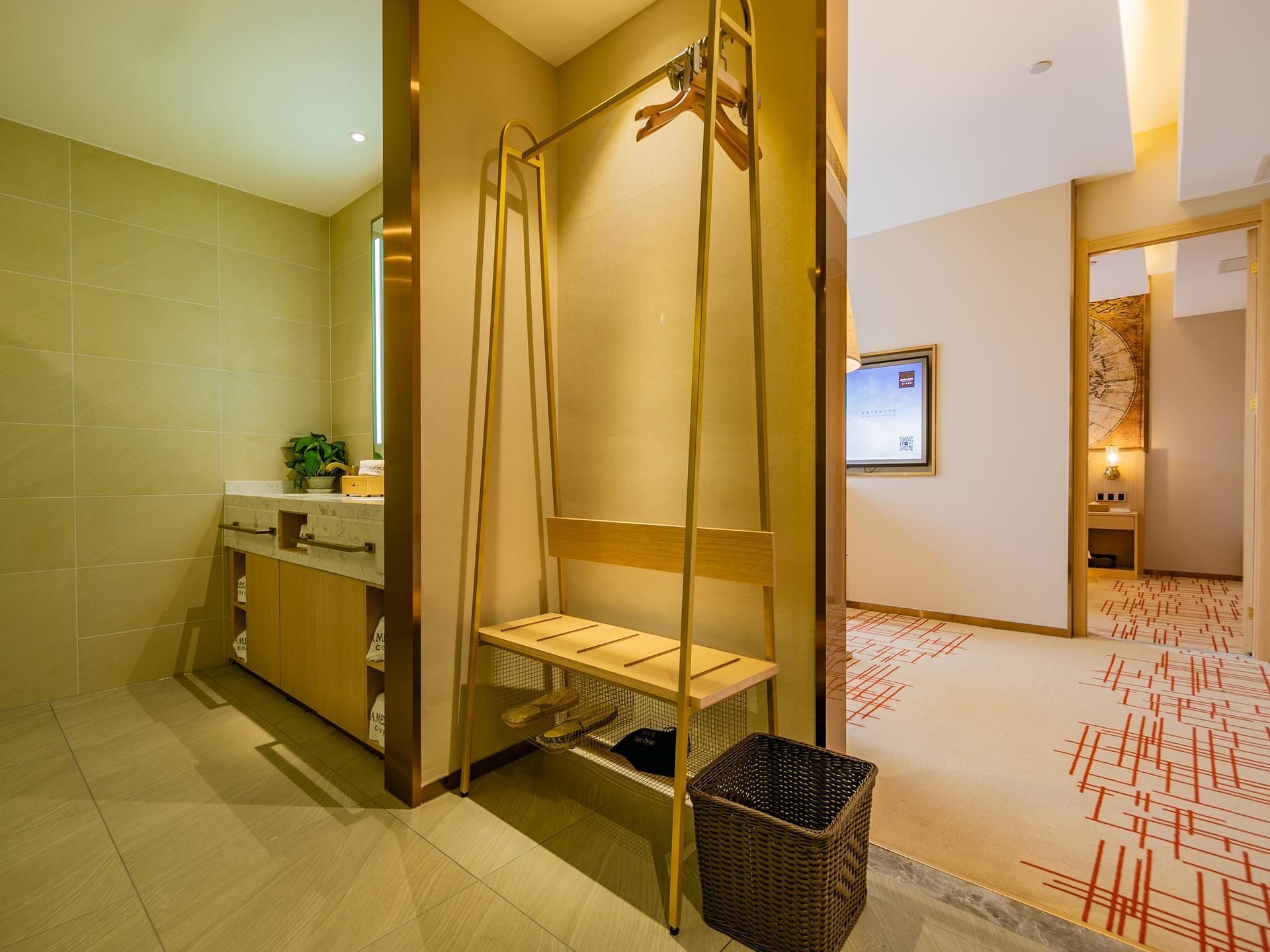 James Joyce - Feifan Business Travel Suite