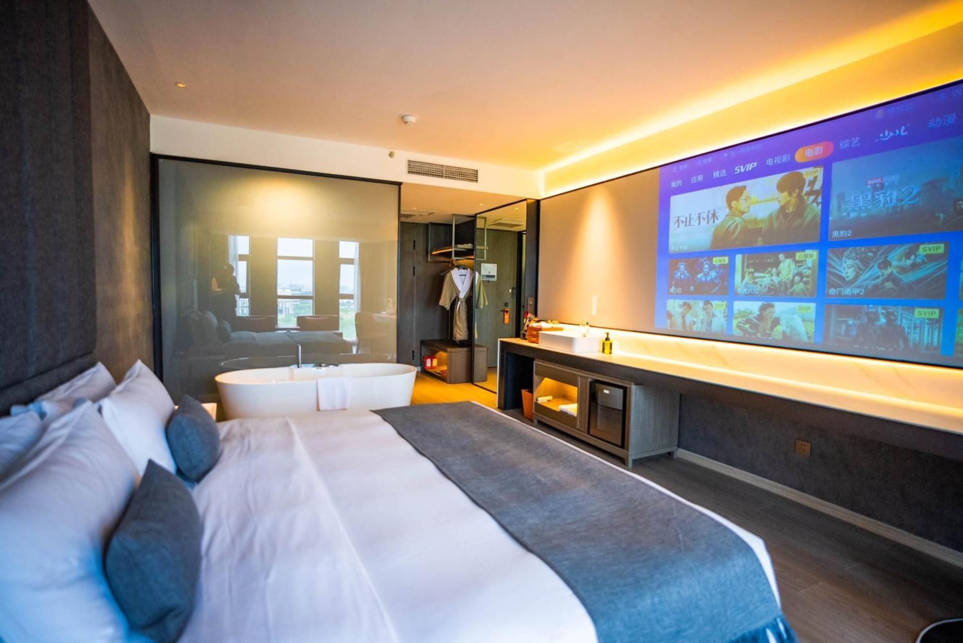 Deluxe Movie Queen Room