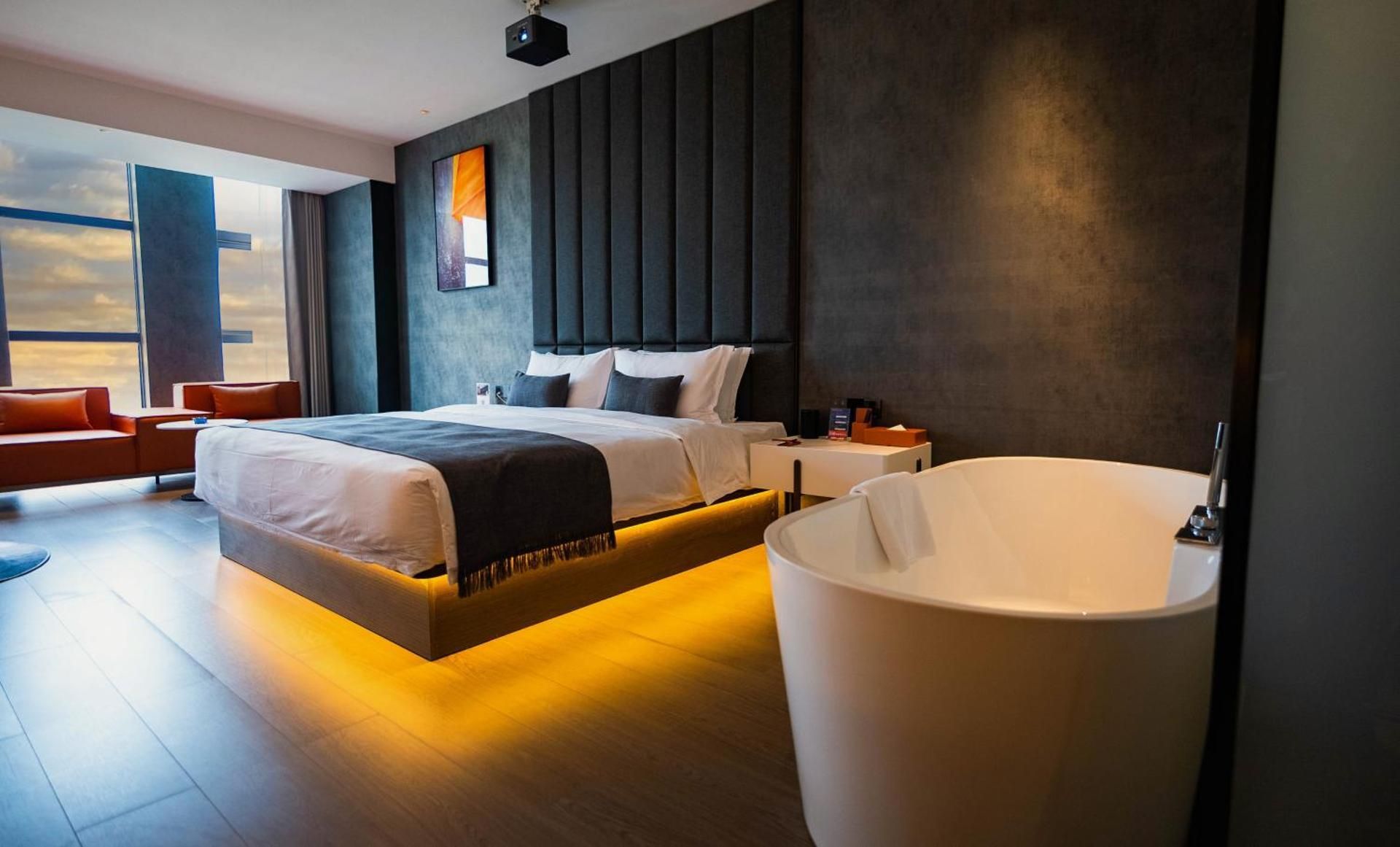 Deluxe Movie Queen Room