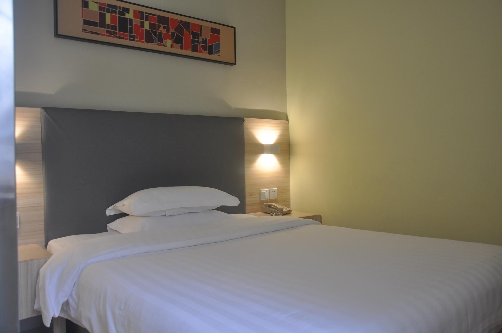 Huazhu - Room With Bed