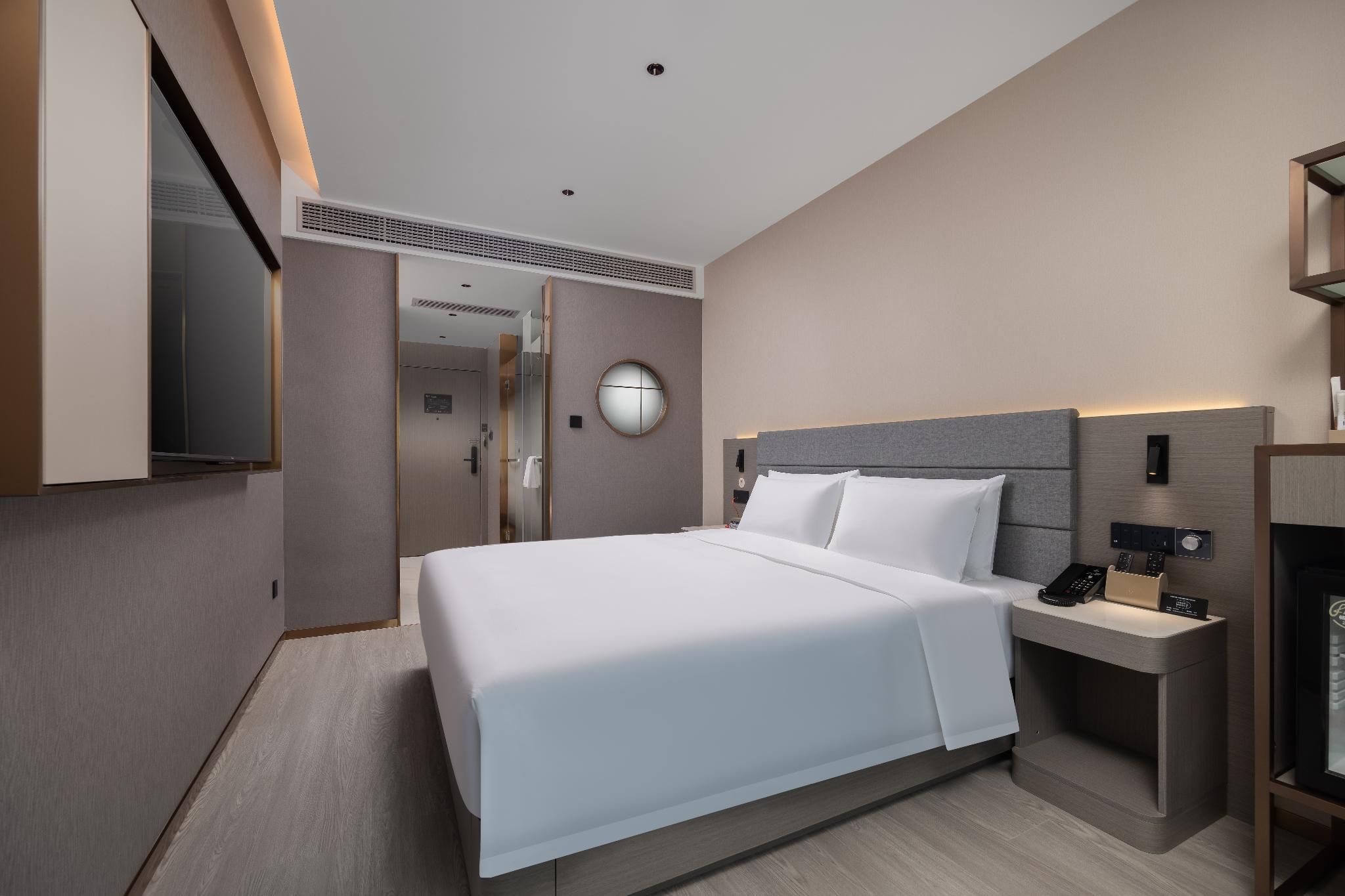 Lake View Queen Room