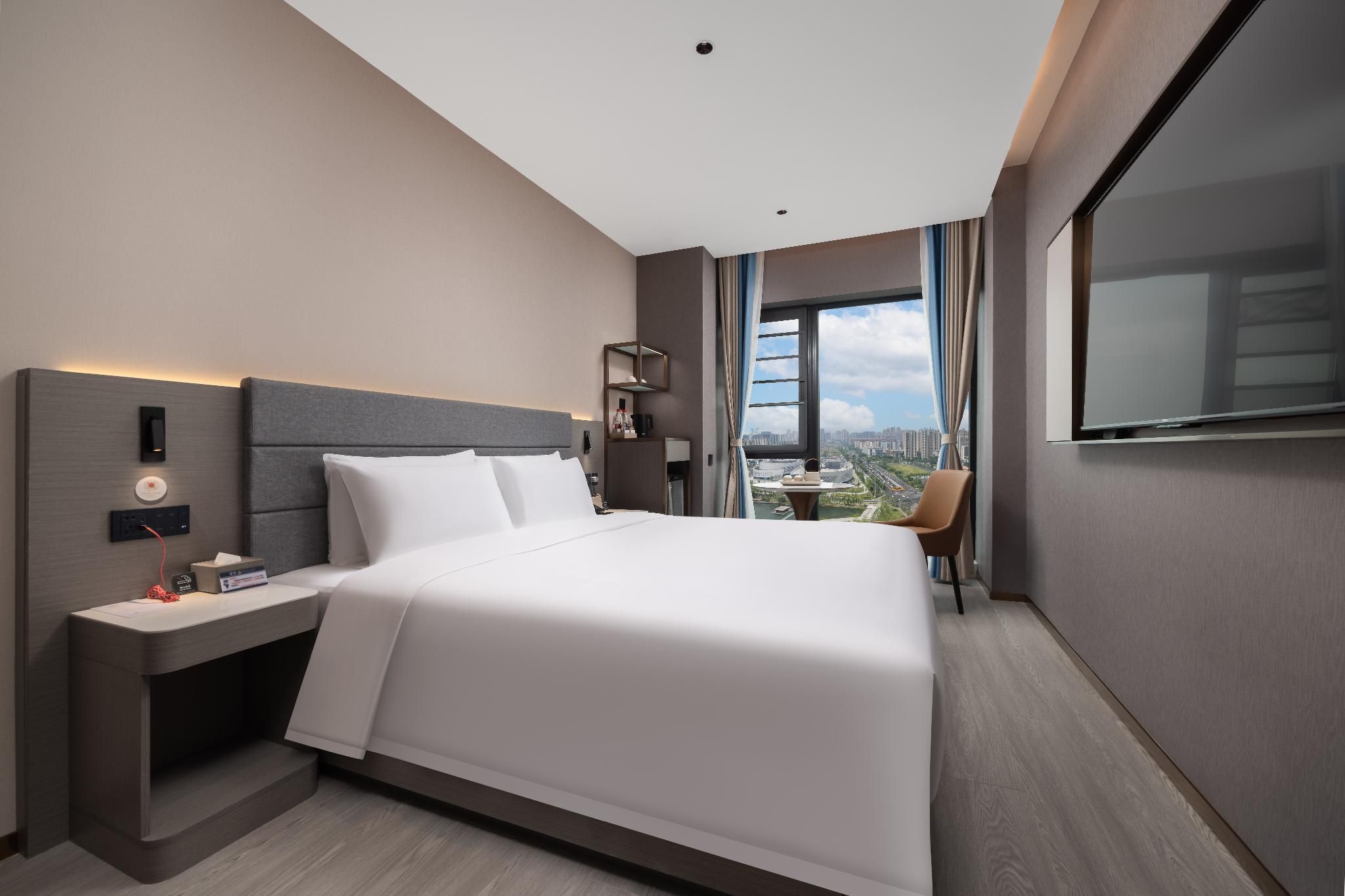 Lake View Queen Room