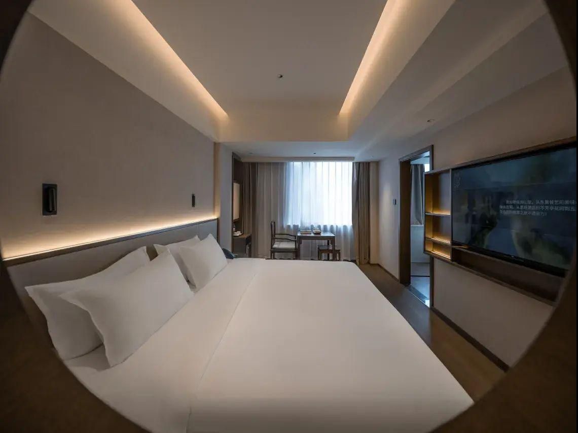 Deluxe Queen Queen Room