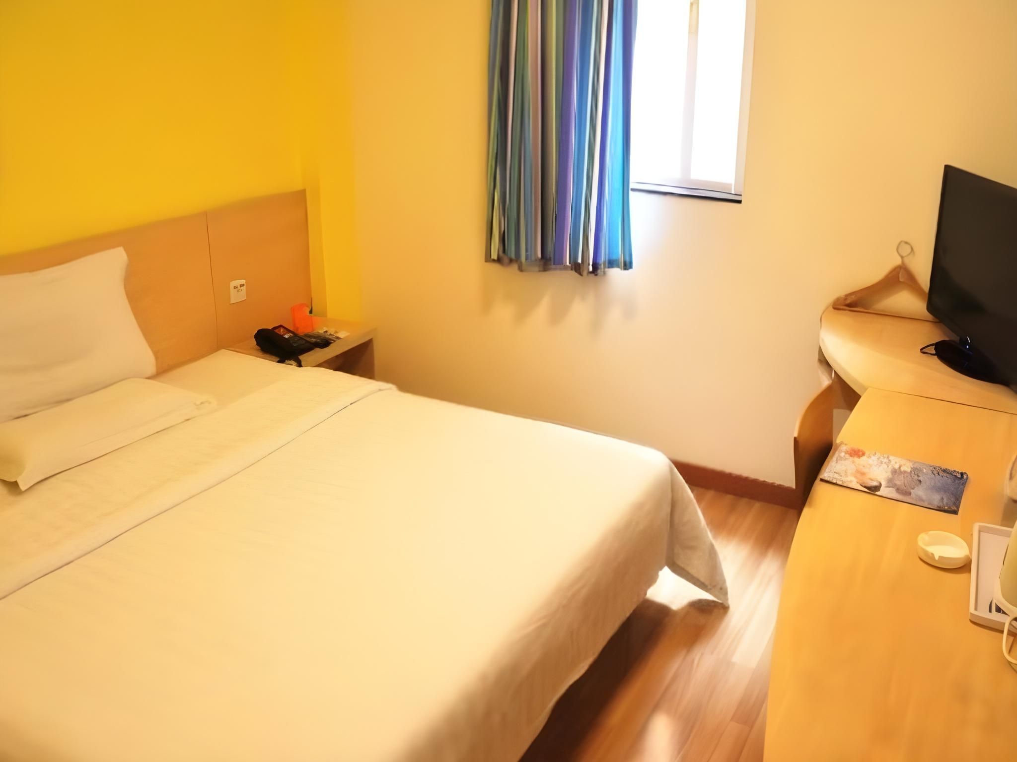 Business Queen Room