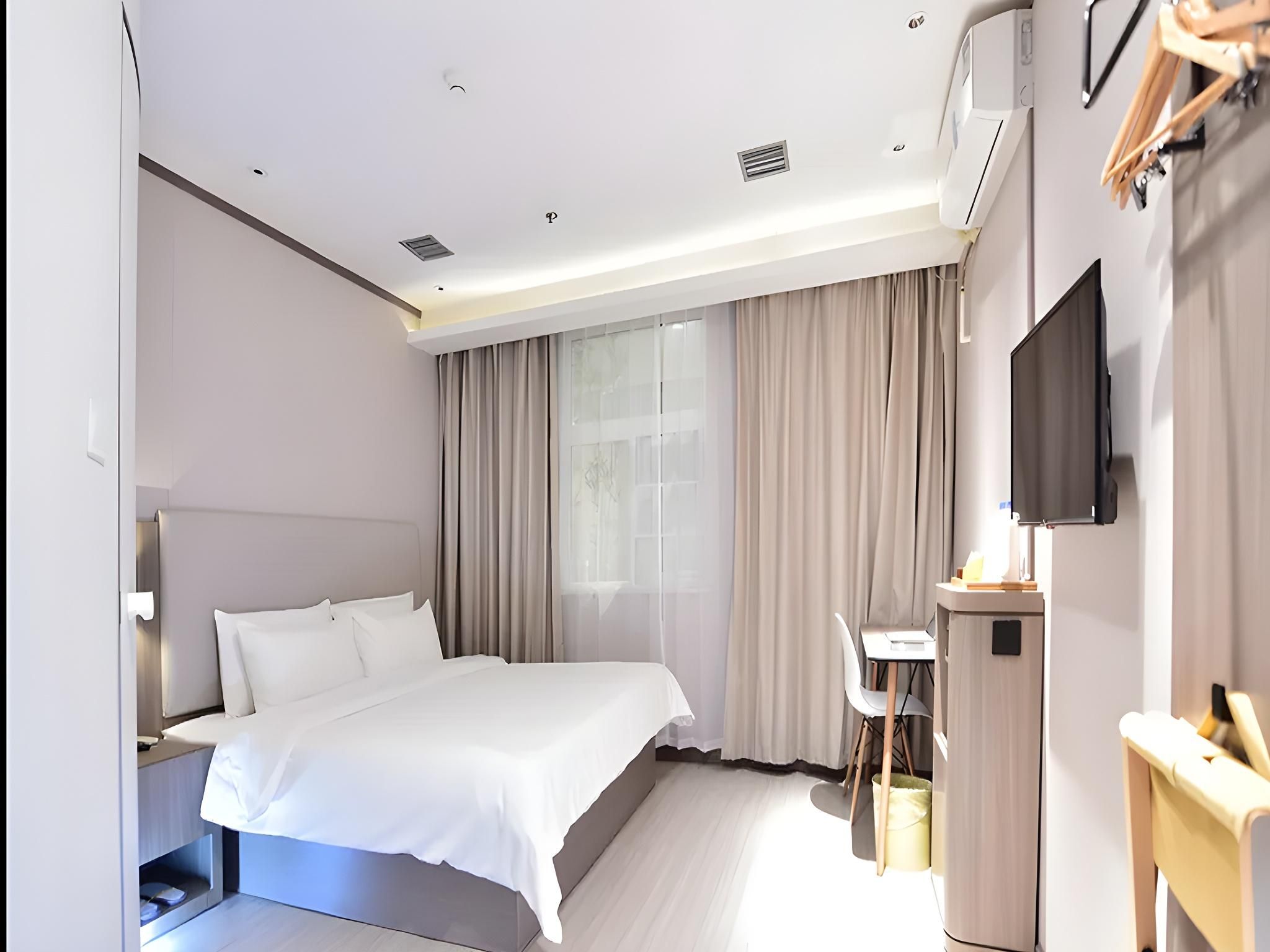 Hotel Queen Room
