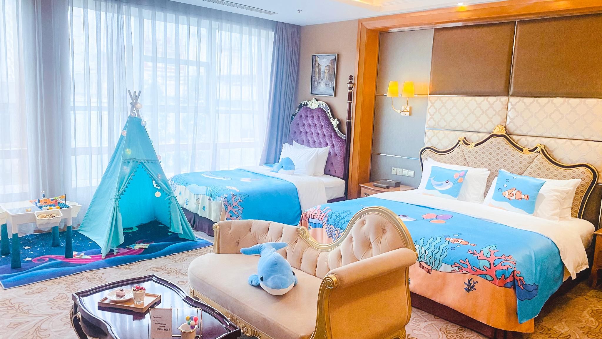 Family Room - 1 Single Bed and 1 Queen Bed