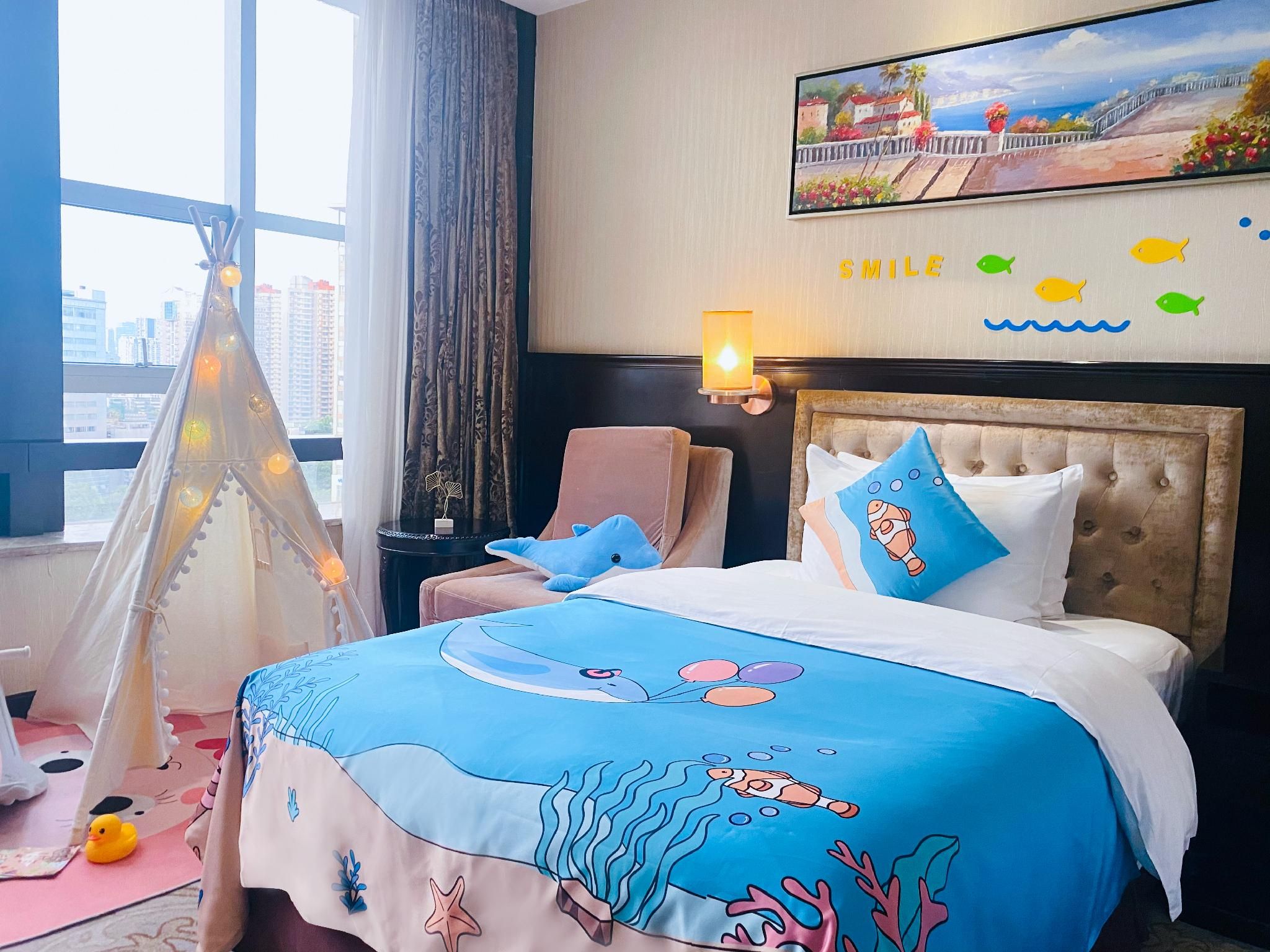 Family Room - 1 Single Bed and 1 Queen Bed