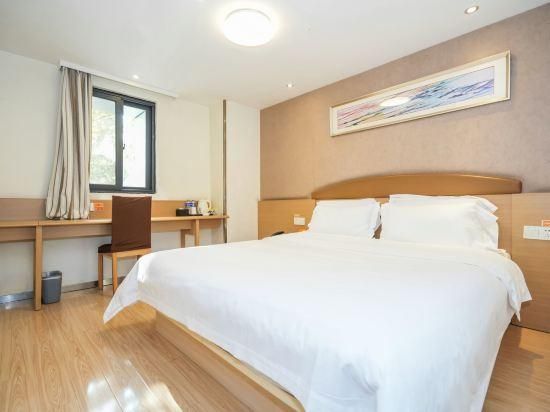Feature Queen Room