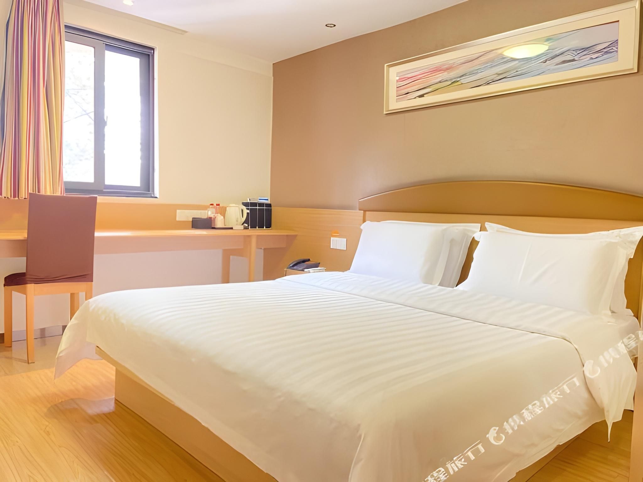 Feature Queen Room