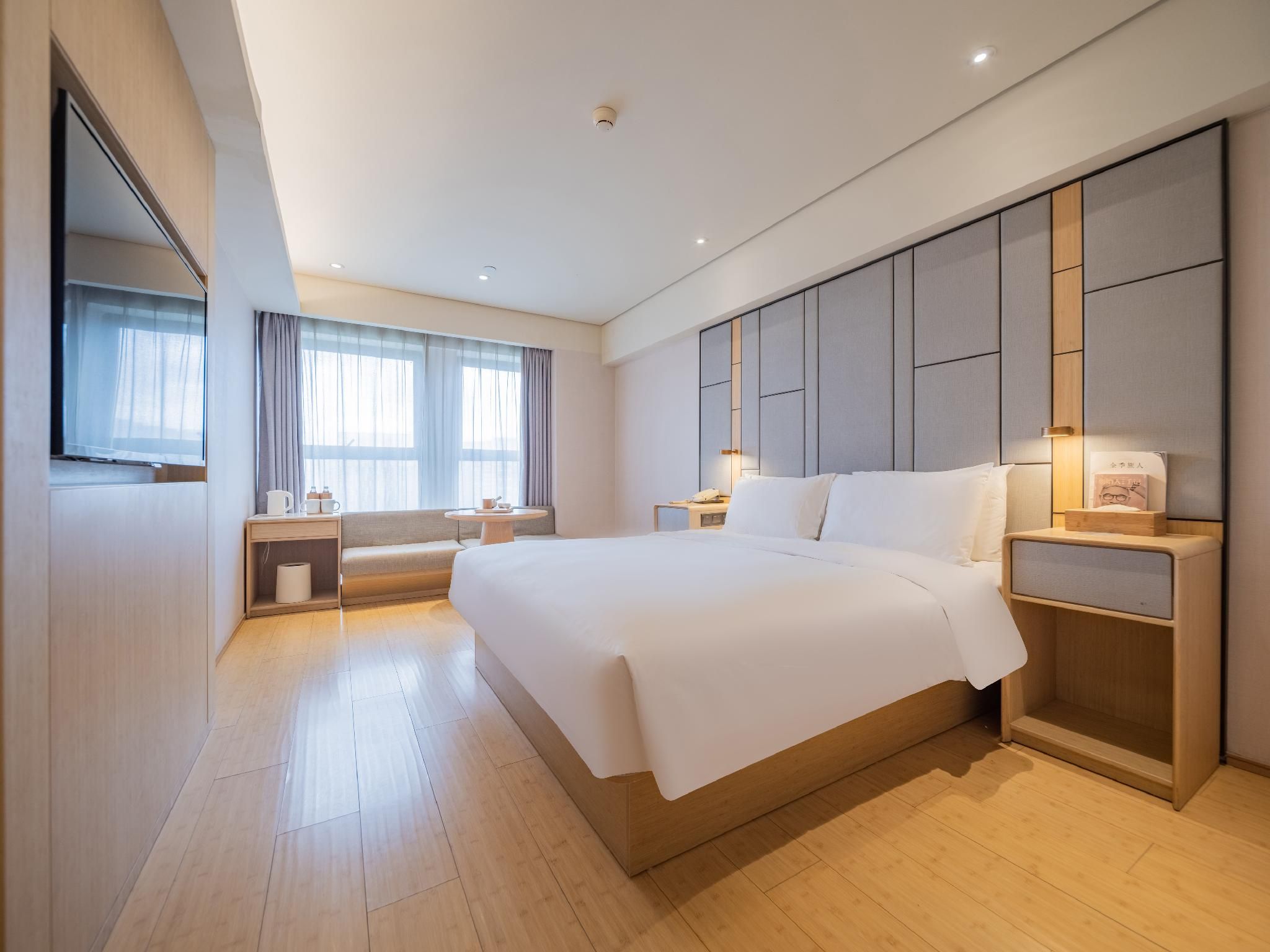 Huazhu - Superior 1 Bed Room with View