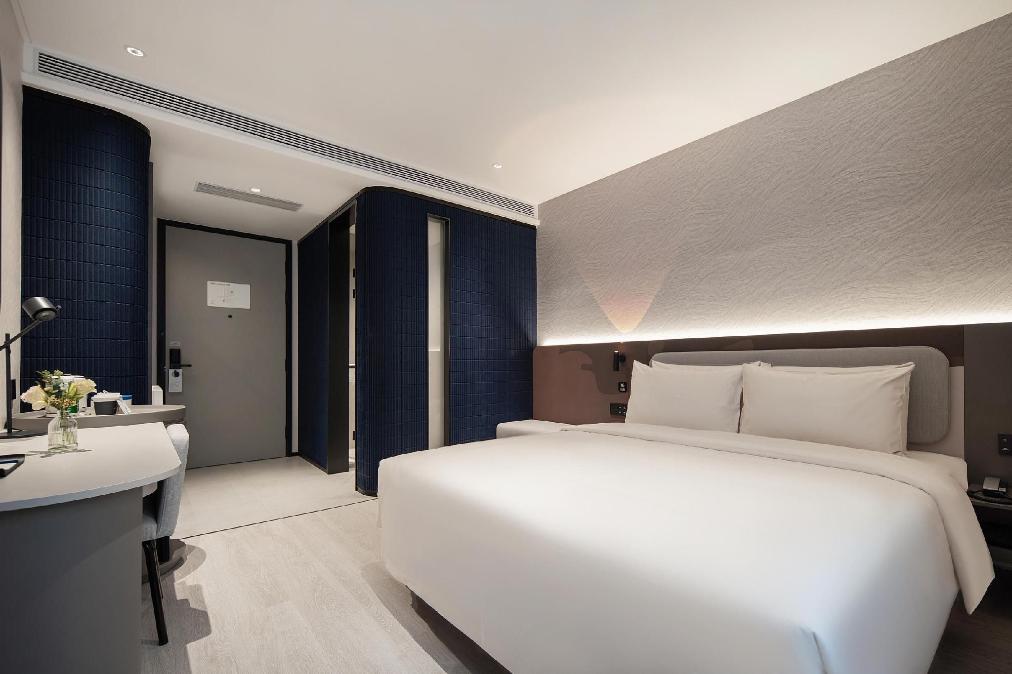 Comfort Queen Room