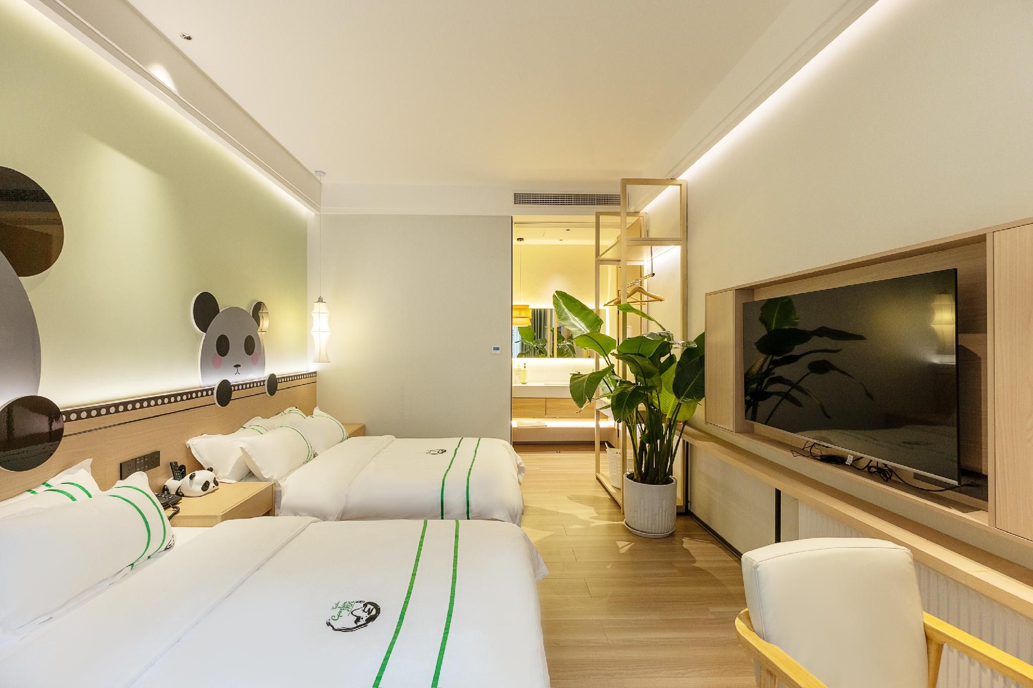Family Room - 1 Single Bed and 1 Queen Bed