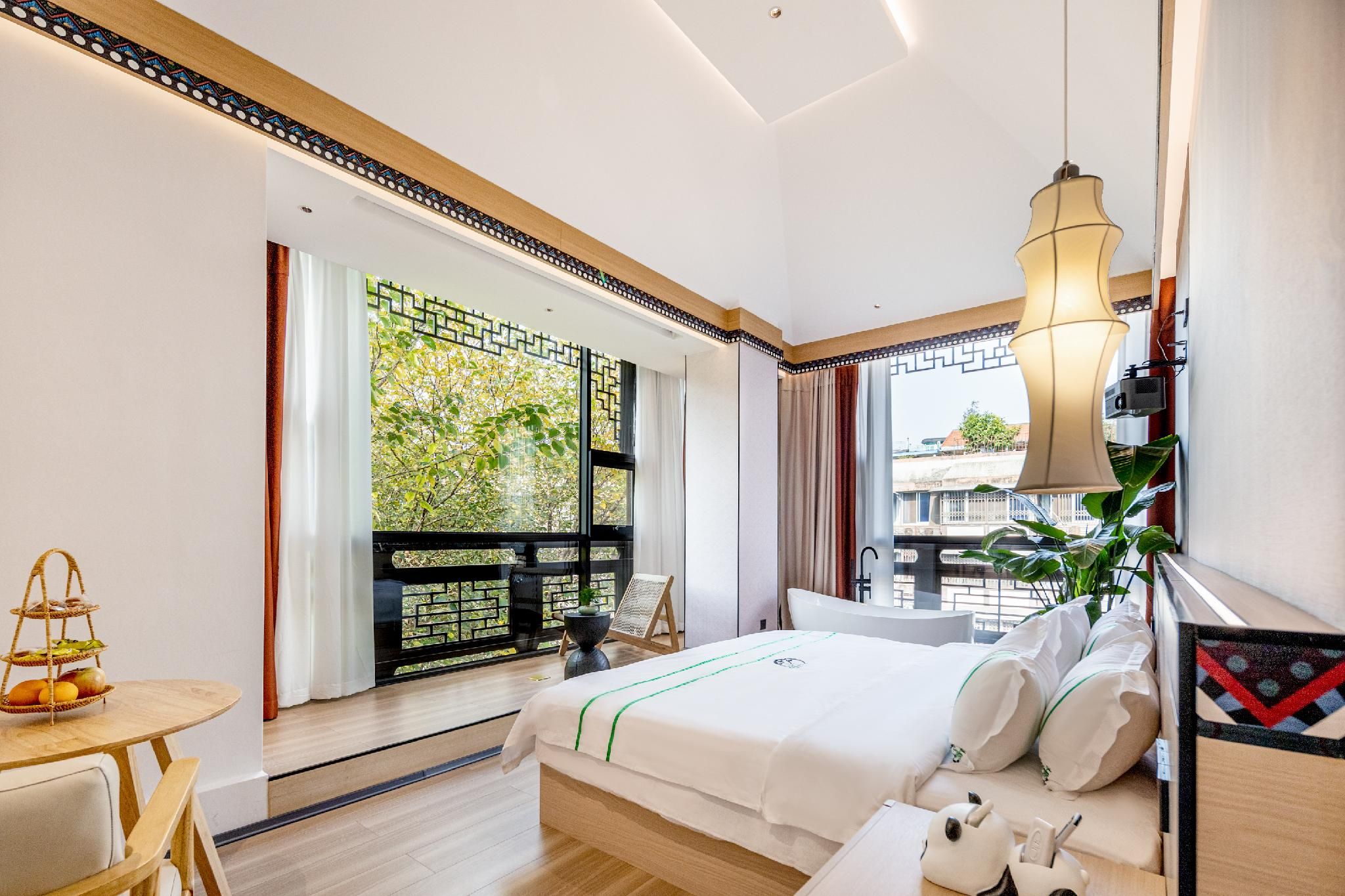 Deluxe - 1 King Bed Corner Room with Bath View