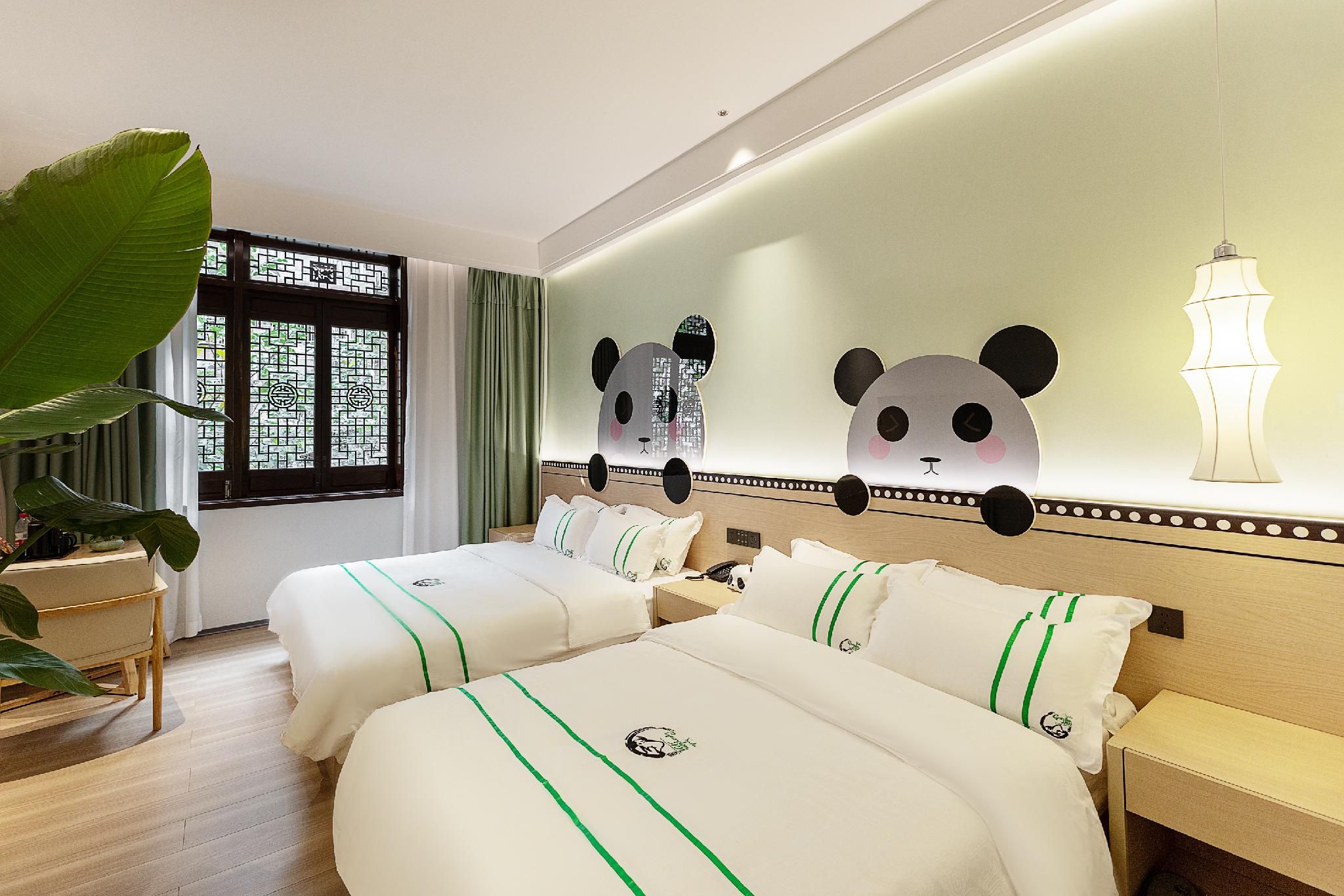 Family Room - 1 Single Bed and 1 Queen Bed