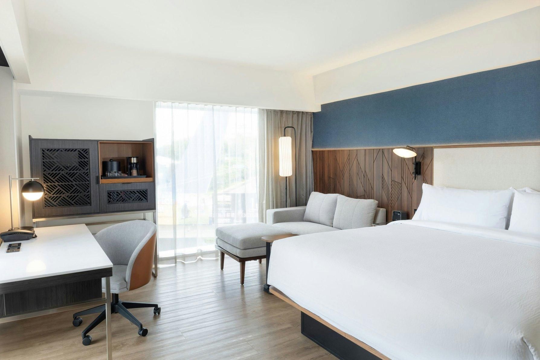 Corner Guest Room, Guest room, 1 King, City view, Corner room