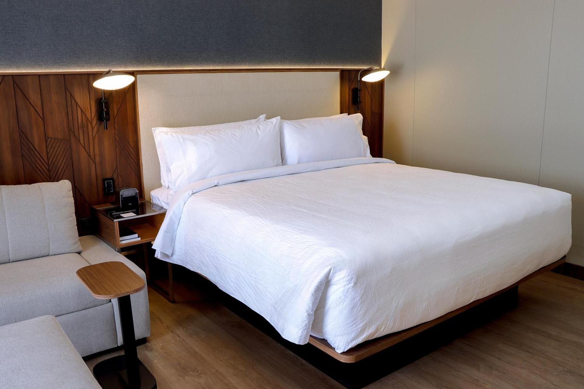 Corner Guest Room, Guest room, 1 King, City view, Corner room
