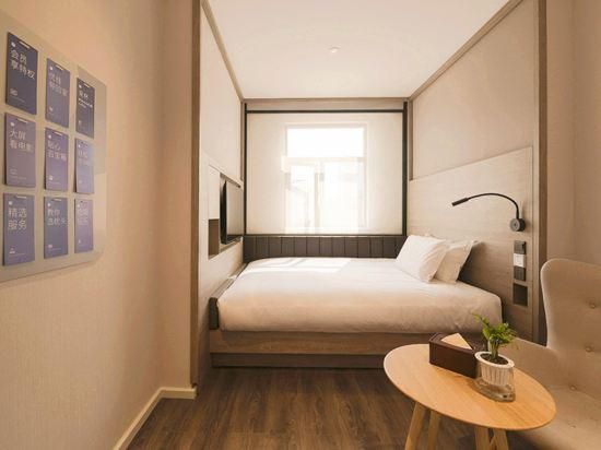 Hotel Queen Room