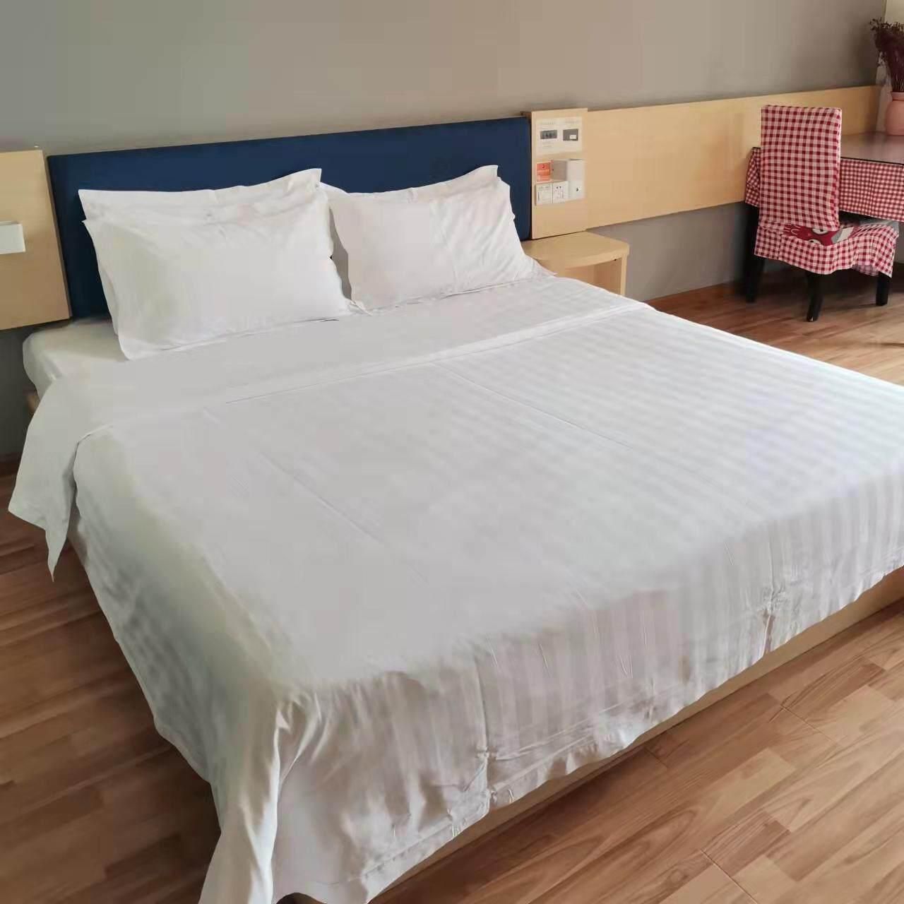 WH - Holiday Theme Room