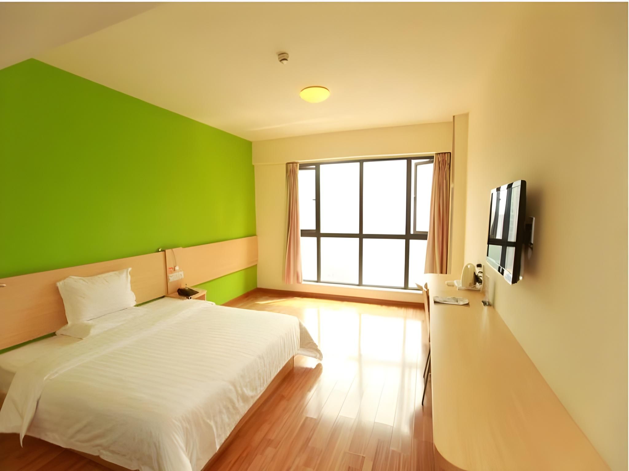 Business Queen Room