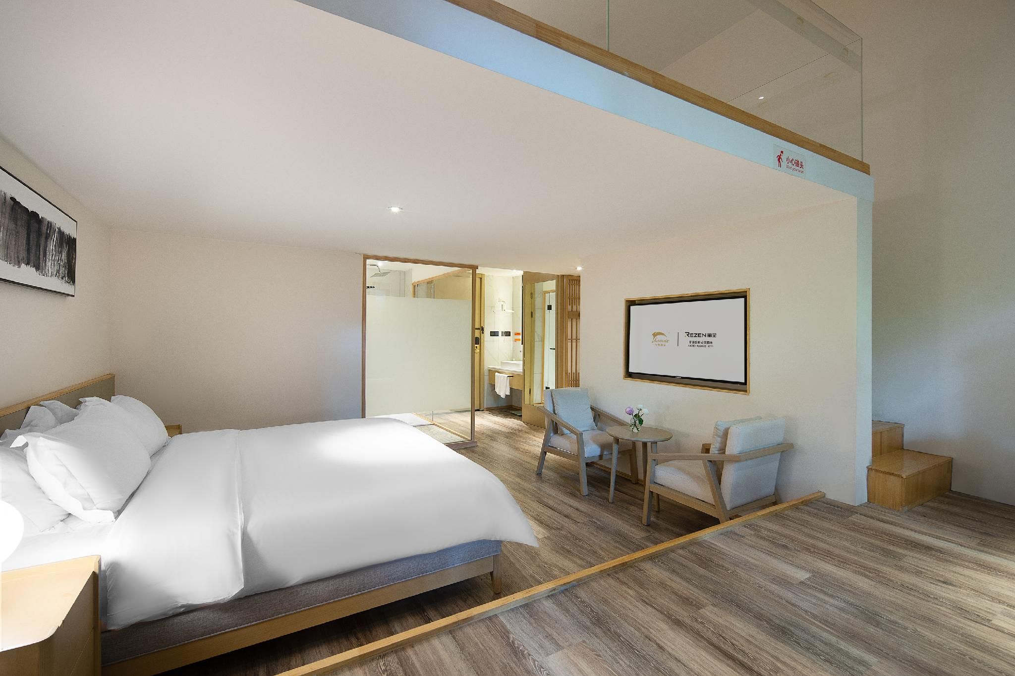 Rezen - Esports Quintuple Room